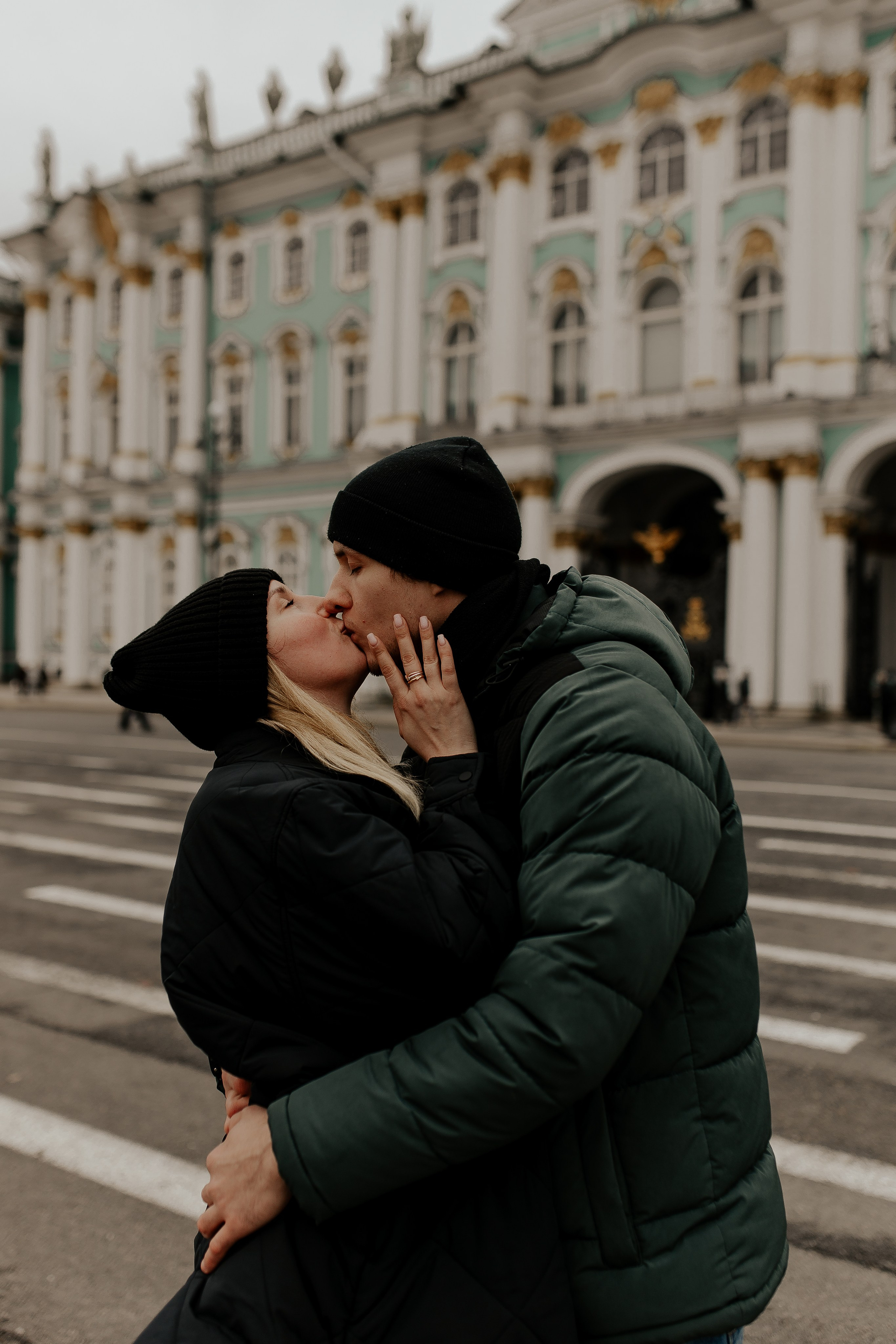 Поцелуй у Эрмитажа. Фотограф в Санкт-Петербурге Лиза Семченкова