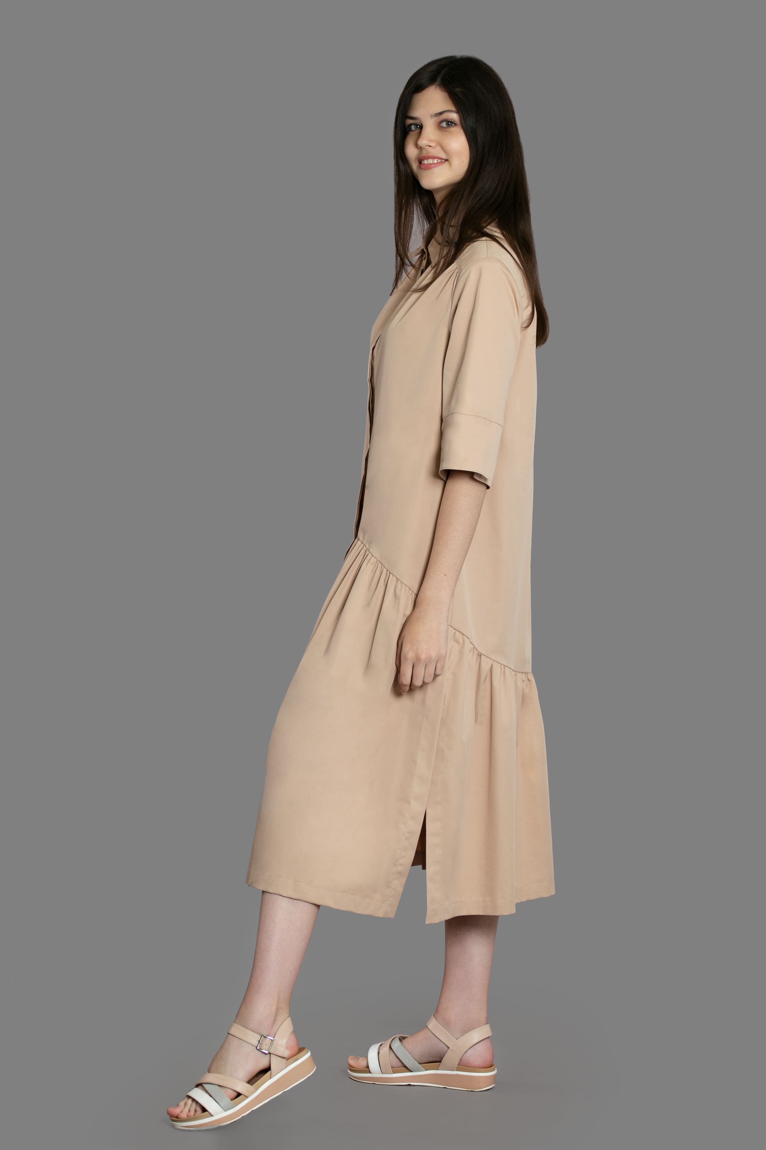 Женская одежда на сером фоне. Каталог. Модель из нашей базы. Предметная, рекламная фотосъёмка в Орле. Предметный фотограф в Орле