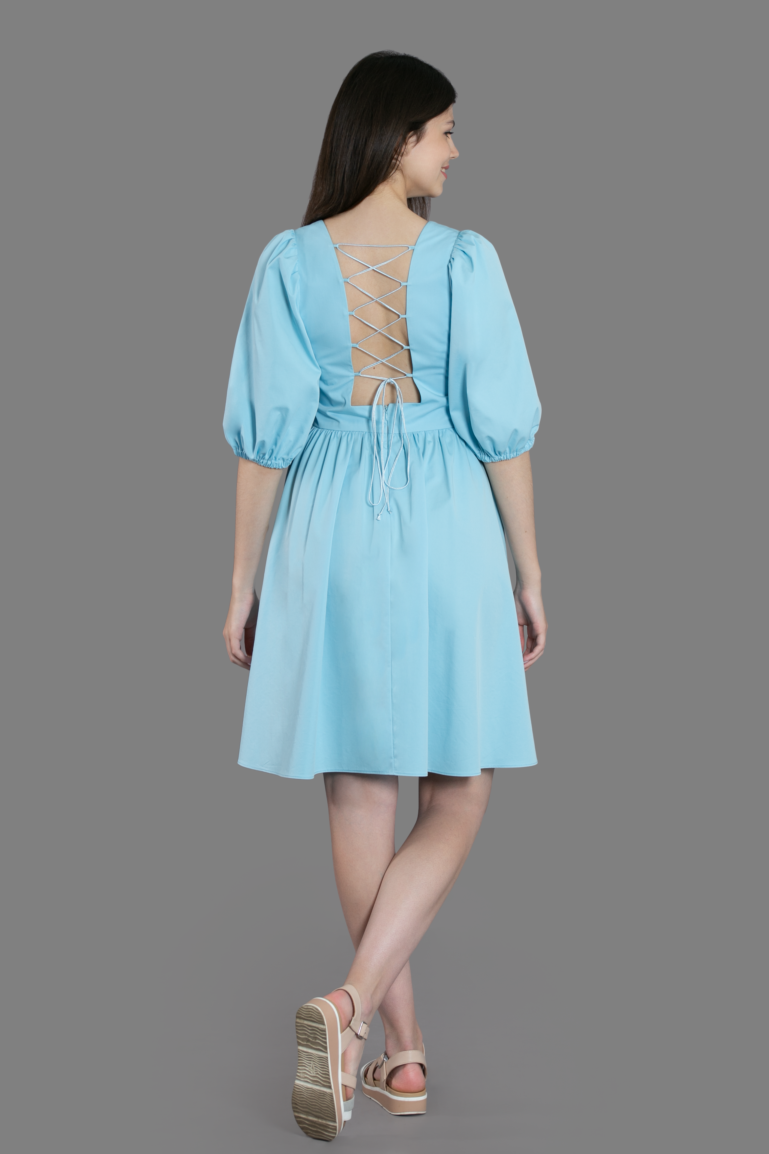 Женская одежда на сером фоне. Каталог. Модель из нашей базы. Предметная, рекламная фотосъёмка в Орле. Предметный фотограф в Орле