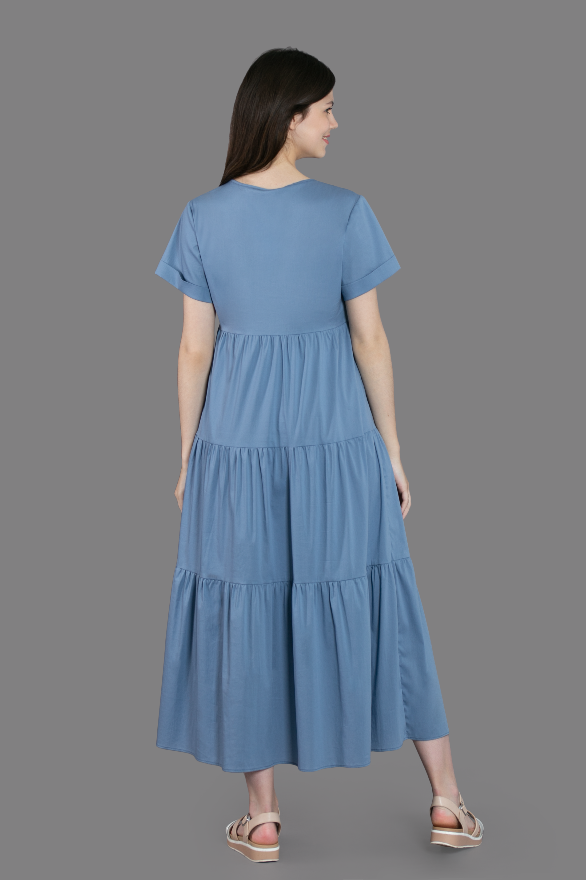 Женская одежда на сером фоне. Каталог. Модель из нашей базы. Предметная, рекламная фотосъёмка в Орле. Предметный фотограф в Орле