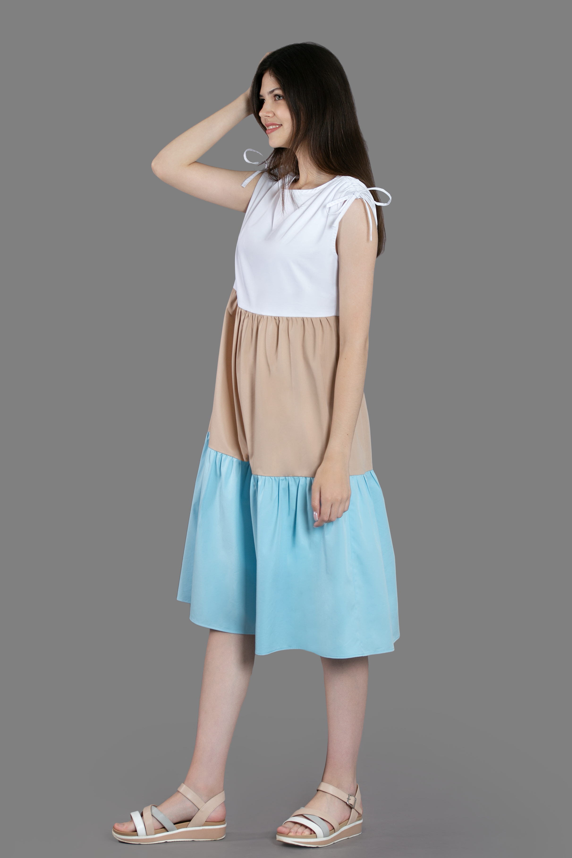 Женская одежда на сером фоне. Каталог. Модель из нашей базы. Предметная, рекламная фотосъёмка в Орле. Предметный фотограф в Орле