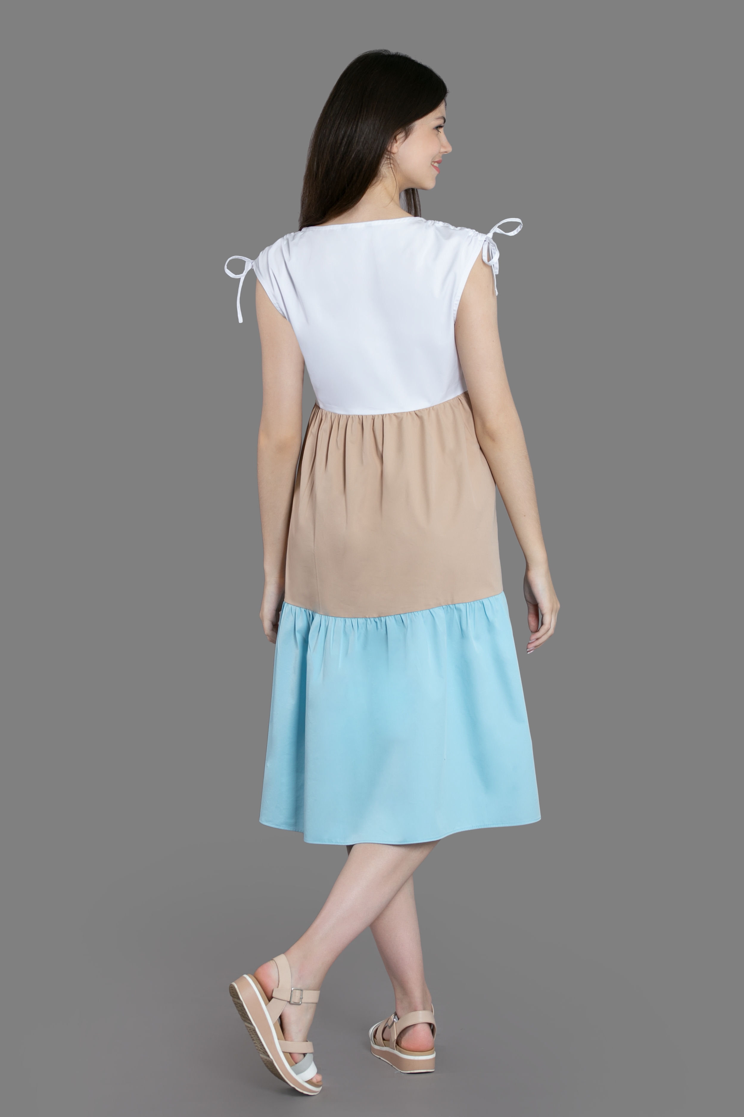 Женская одежда на сером фоне. Каталог. Модель из нашей базы. Предметная, рекламная фотосъёмка в Орле. Предметный фотограф в Орле