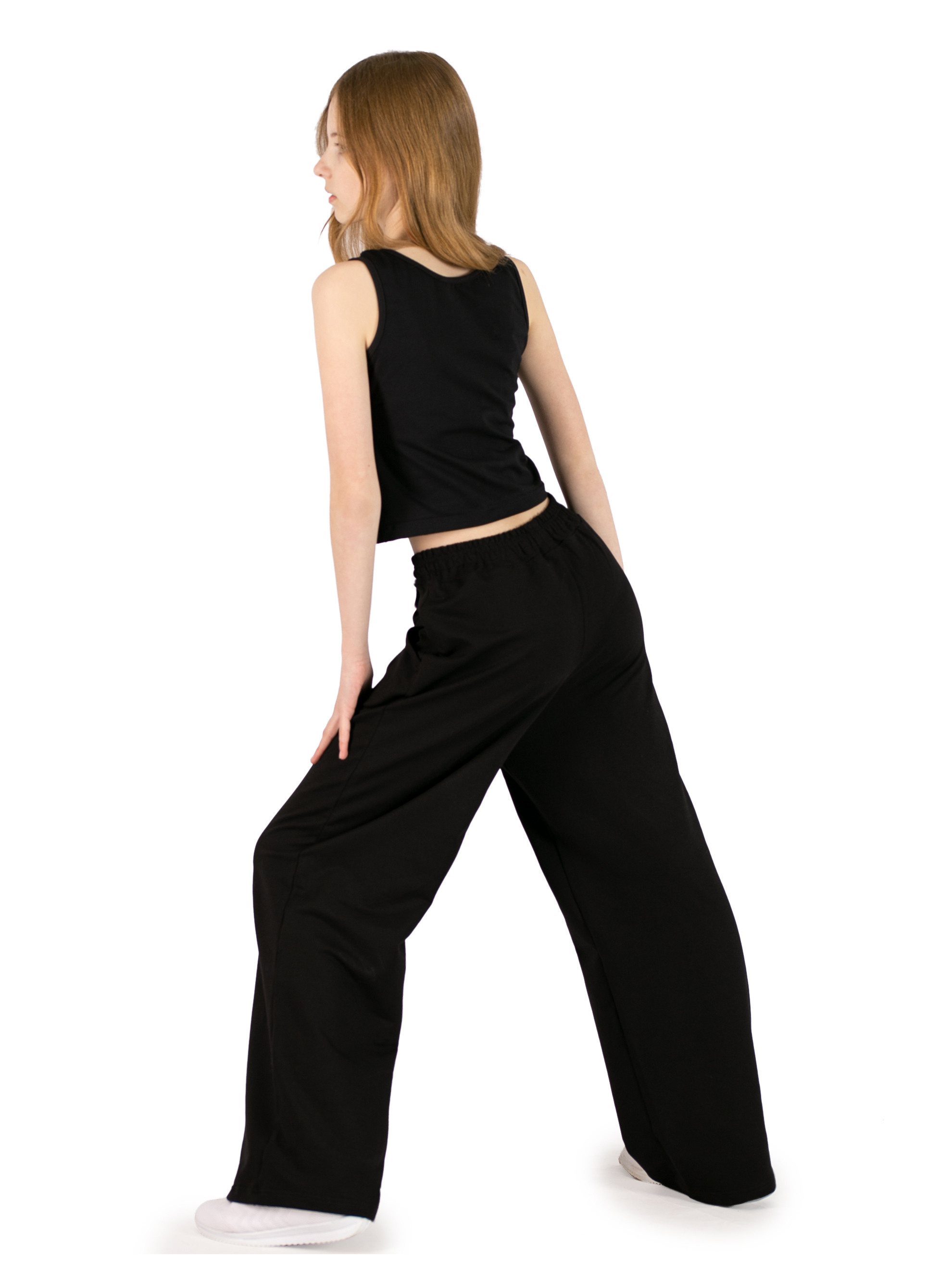 Детская одежда на белом фоне для wildberries, с моделью. Предметная, рекламная фотосъёмка в Орле. Предметный фотограф в Орле