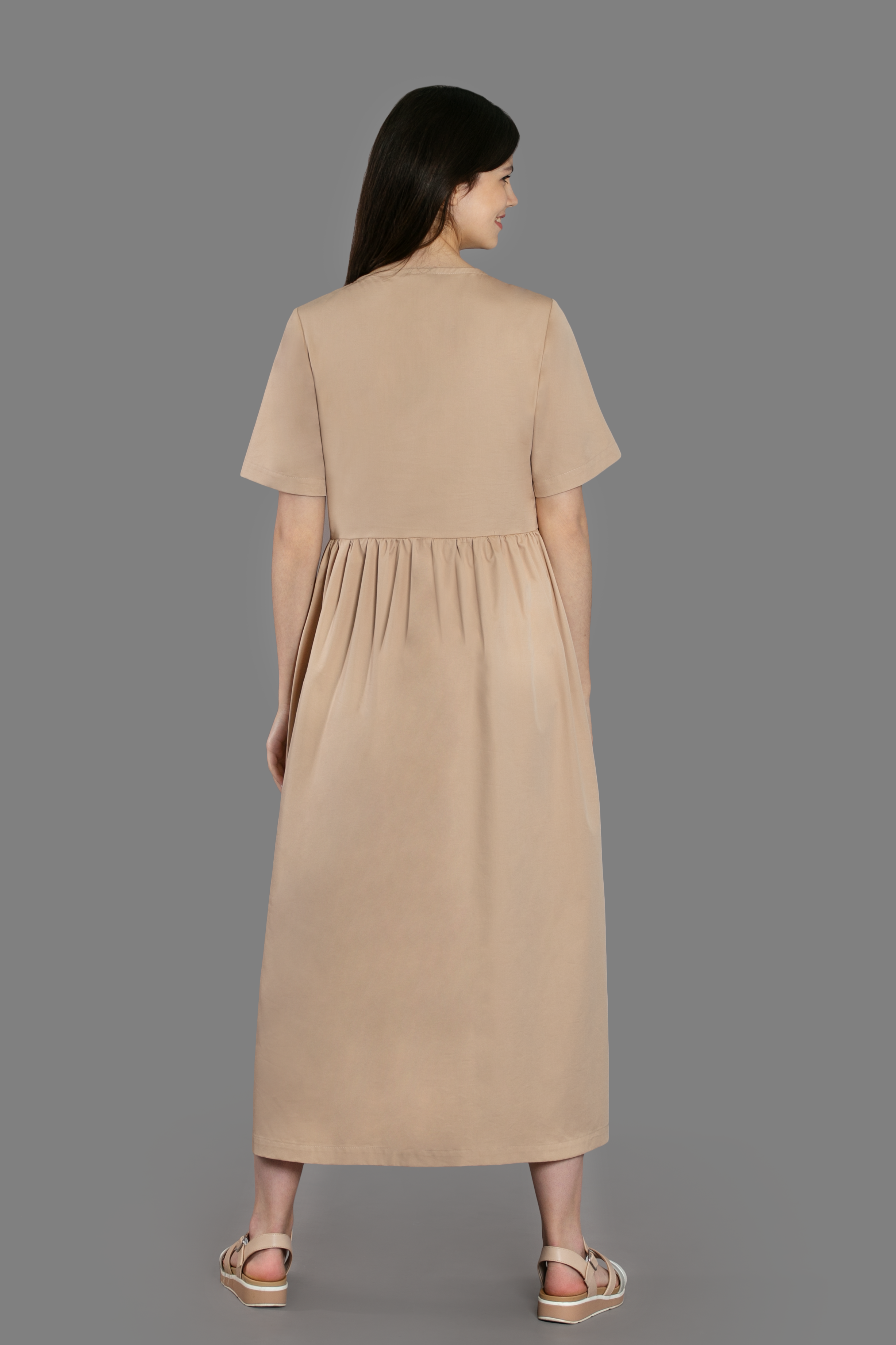 Женская одежда на сером фоне. Каталог. Модель из нашей базы. Предметная, рекламная фотосъёмка в Орле. Предметный фотограф в Орле