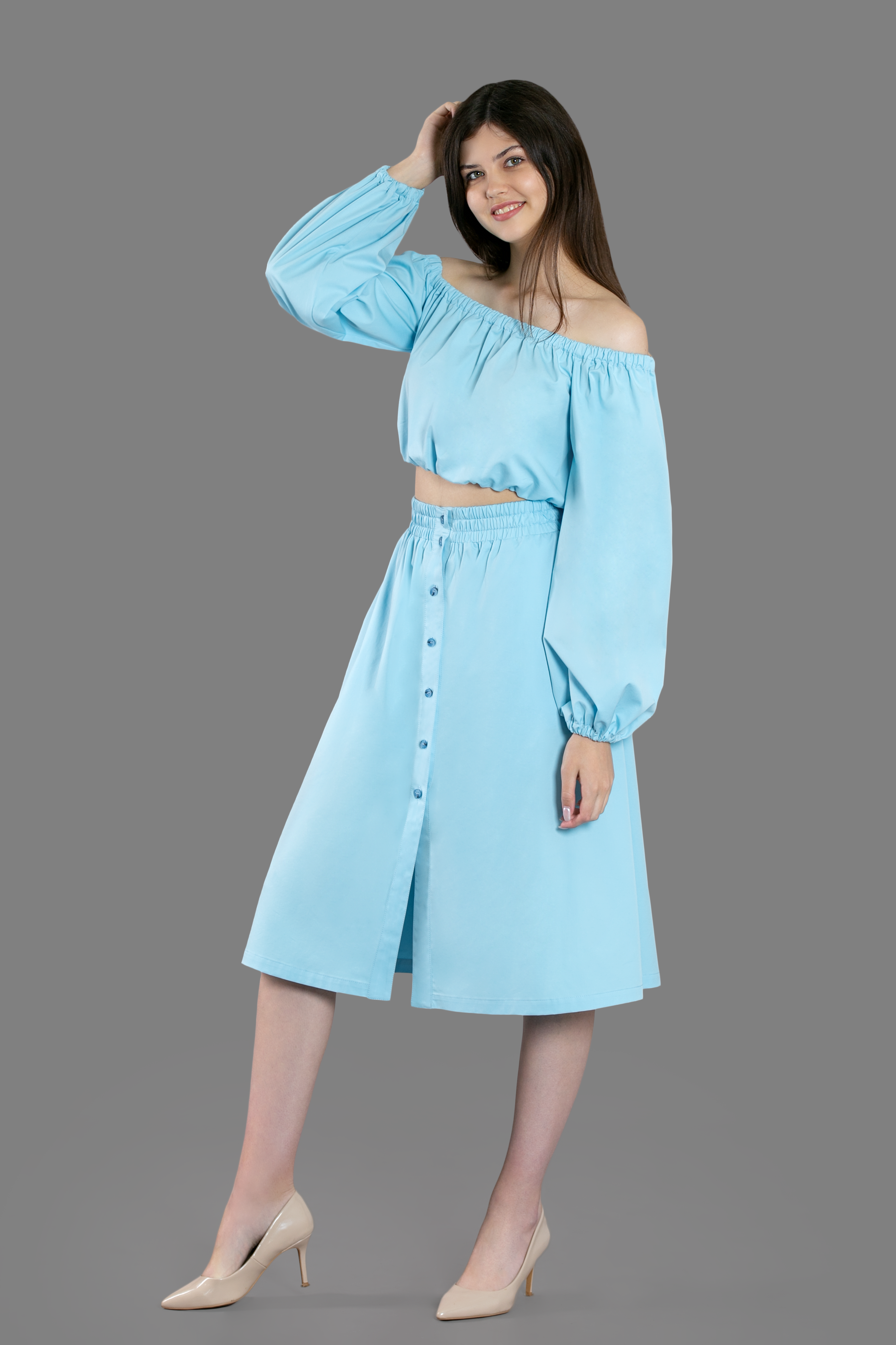 Женская одежда на сером фоне. Каталог. Модель из нашей базы. Предметная, рекламная фотосъёмка в Орле. Предметный фотограф в Орле