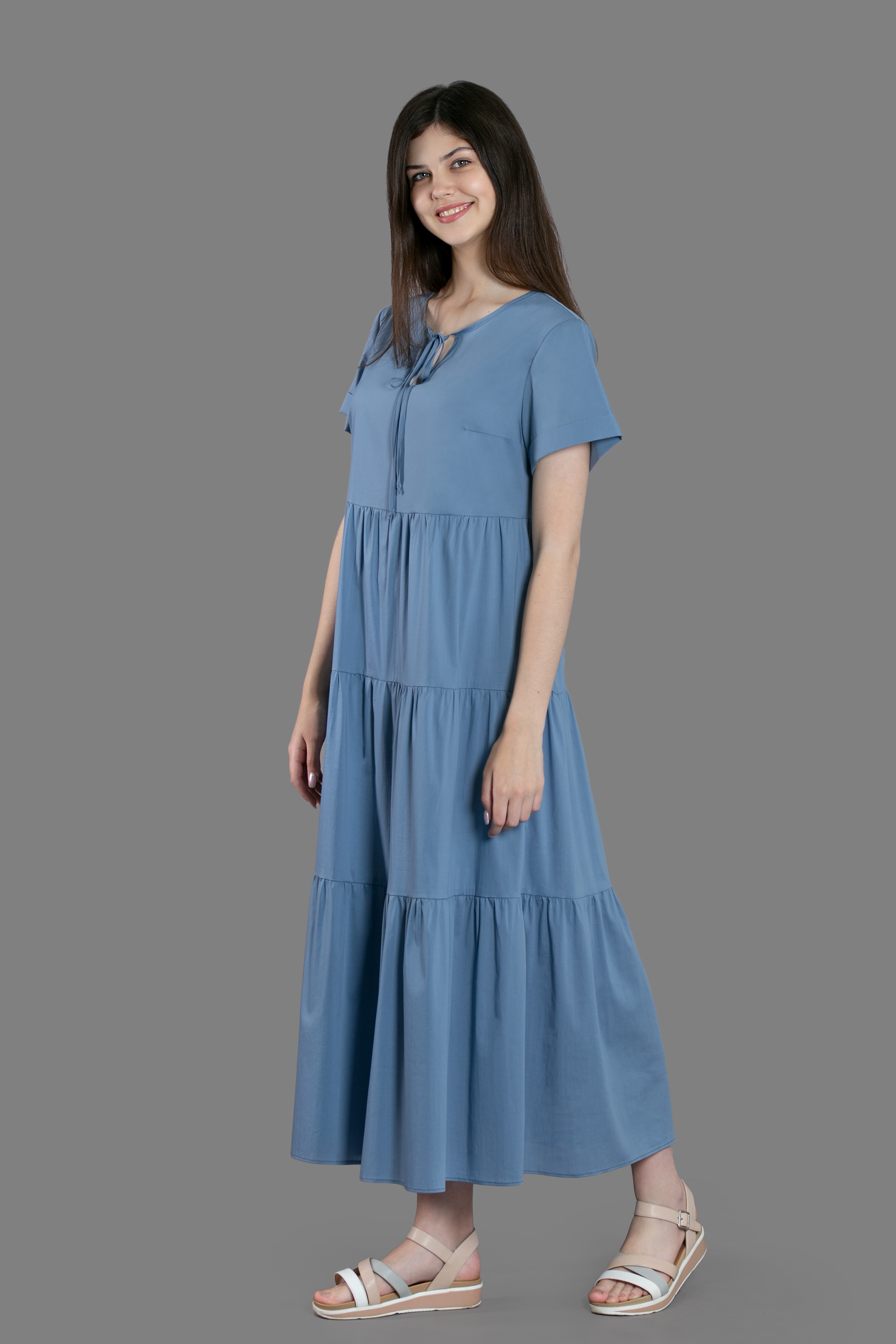 Женская одежда на сером фоне. Каталог. Модель из нашей базы. Предметная, рекламная фотосъёмка в Орле. Предметный фотограф в Орле