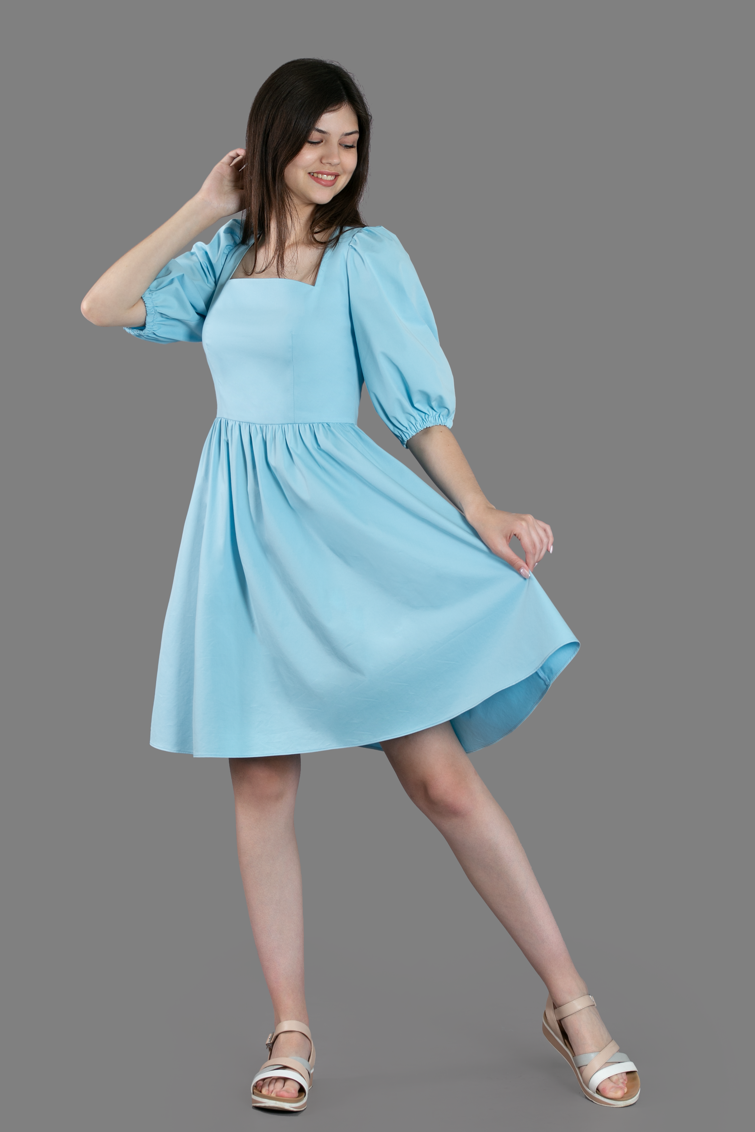 Женская одежда на сером фоне. Каталог. Модель из нашей базы. Предметная, рекламная фотосъёмка в Орле. Предметный фотограф в Орле