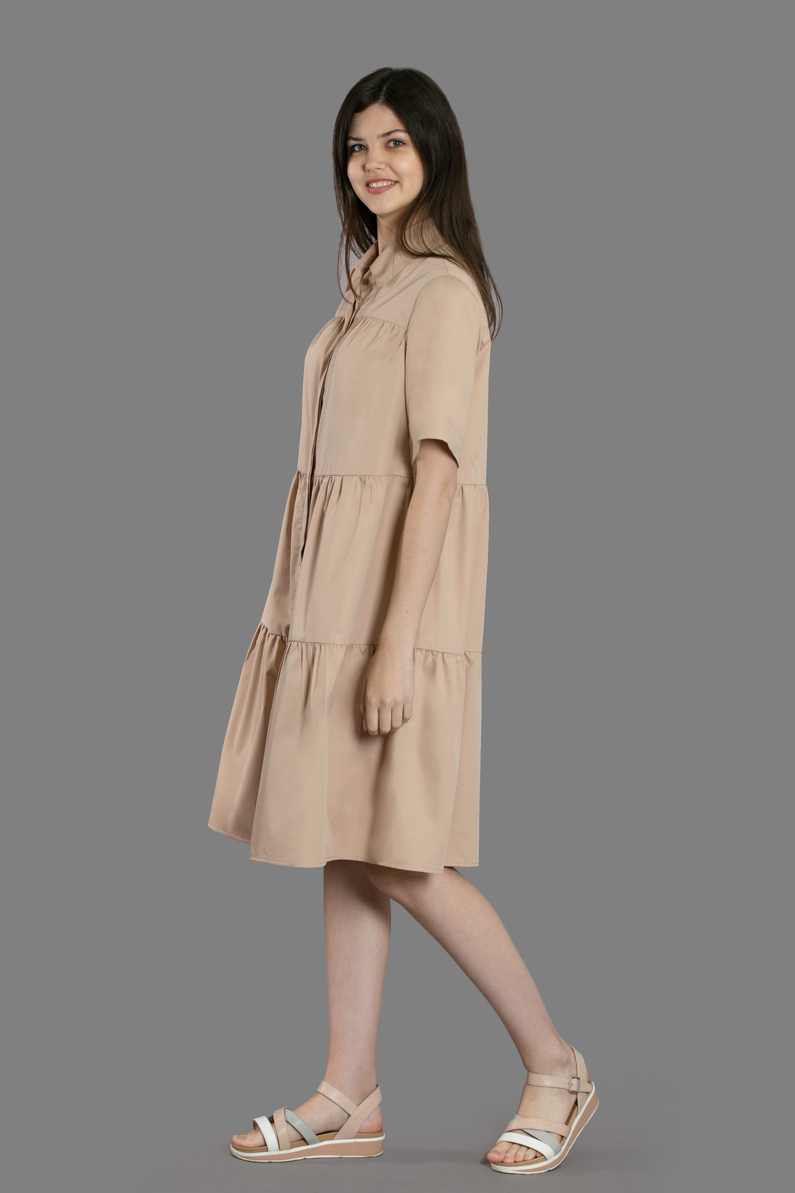 Женская одежда на сером фоне. Каталог. Модель из нашей базы. Предметная, рекламная фотосъёмка в Орле. Предметный фотограф в Орле