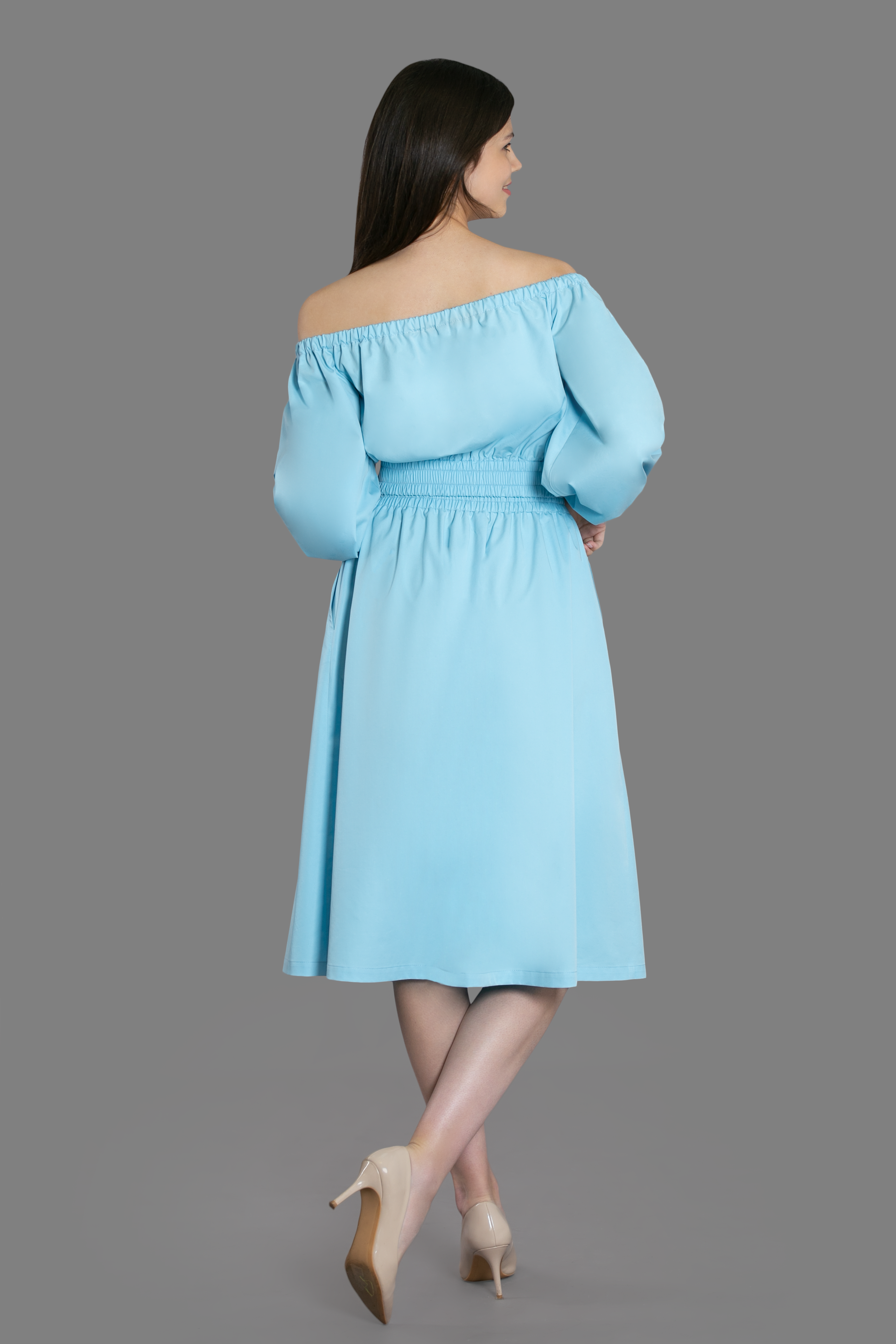 Женская одежда на сером фоне. Каталог. Модель из нашей базы. Предметная, рекламная фотосъёмка в Орле. Предметный фотограф в Орле