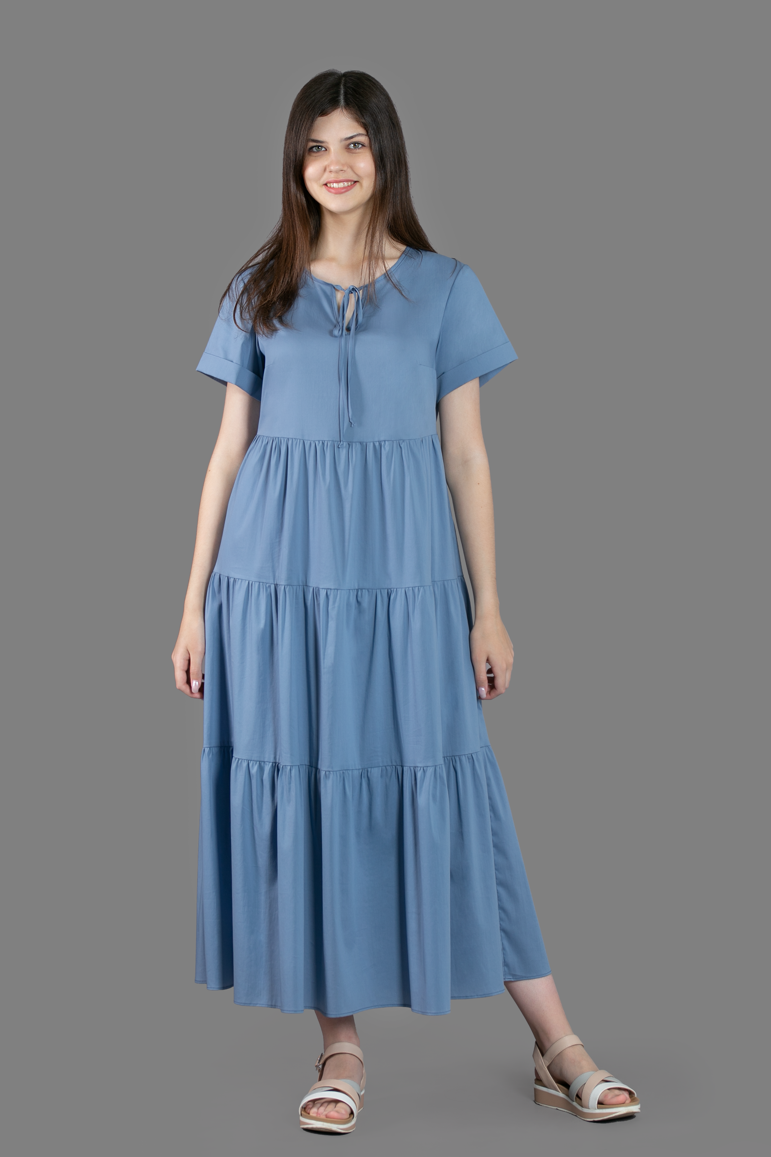 Женская одежда на сером фоне. Каталог. Модель из нашей базы. Предметная, рекламная фотосъёмка в Орле. Предметный фотограф в Орле