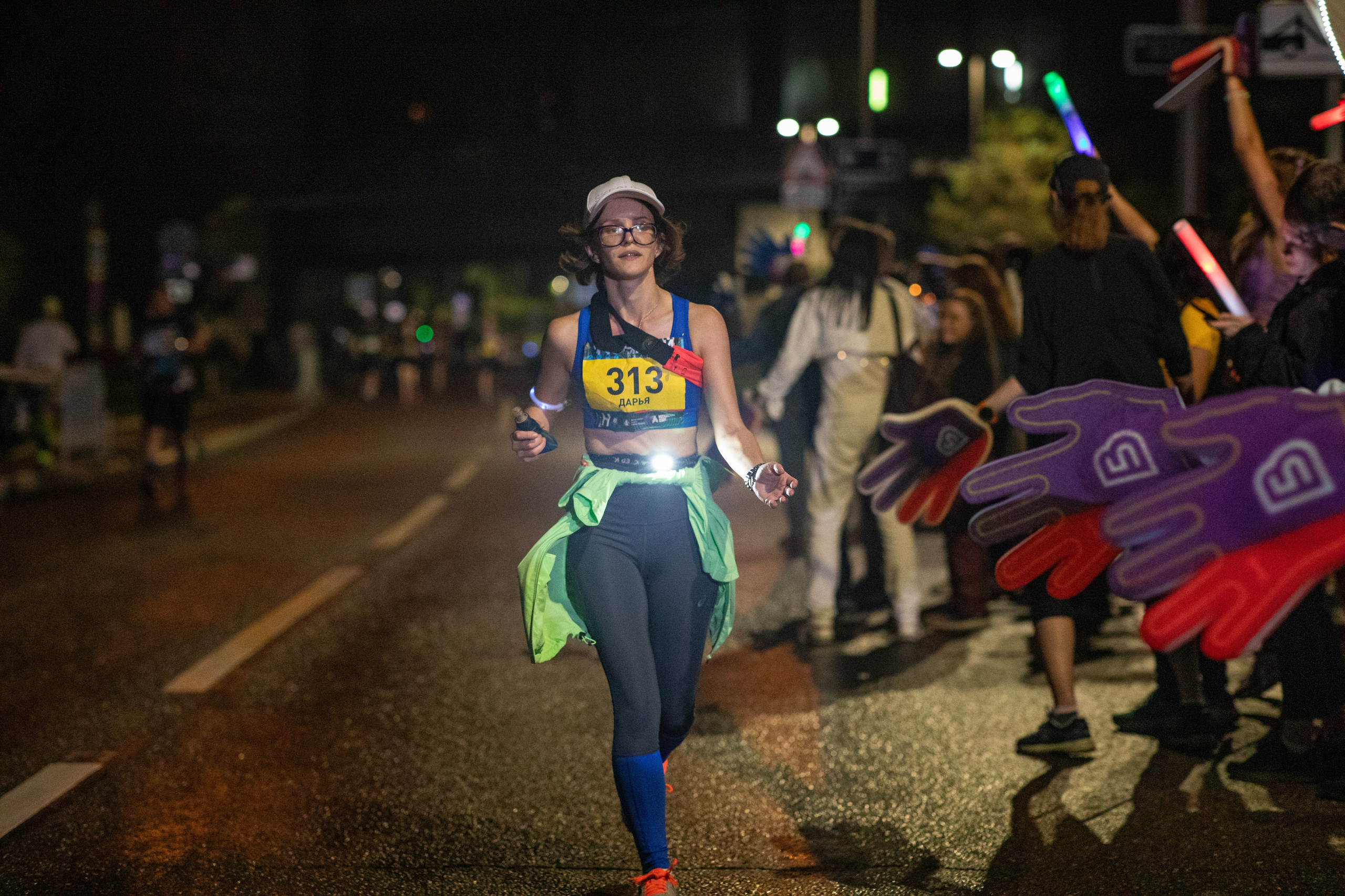 Ночной забег в ленте фотографий бегунов 03.08.24. Фотограф Сергей Ловкий