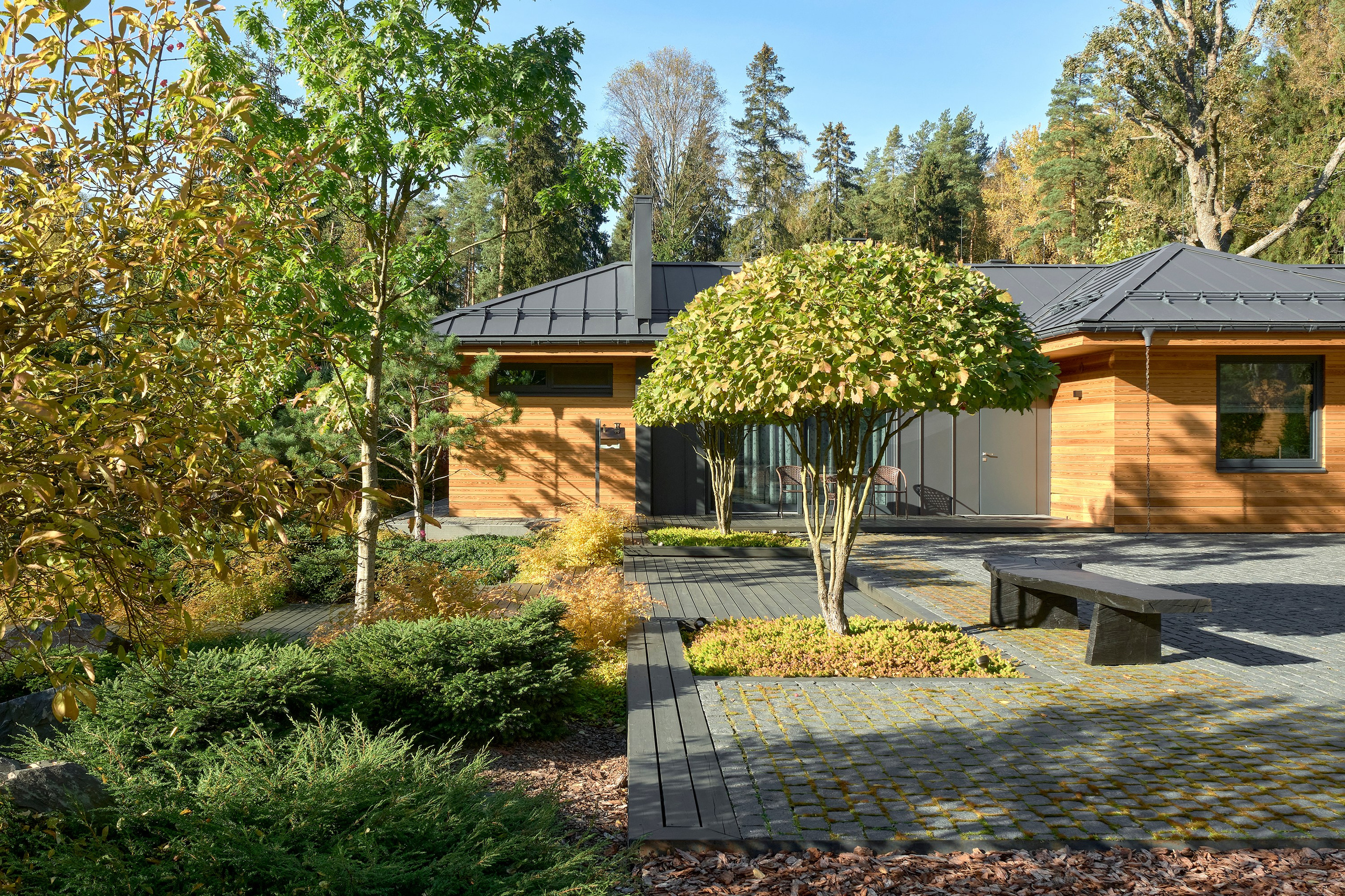 Усадьба Хрустальное: фотосъемка частного сада Валерия Федотова в Репино для L.BURO. Фотограф Наталья Соловьева | interioto