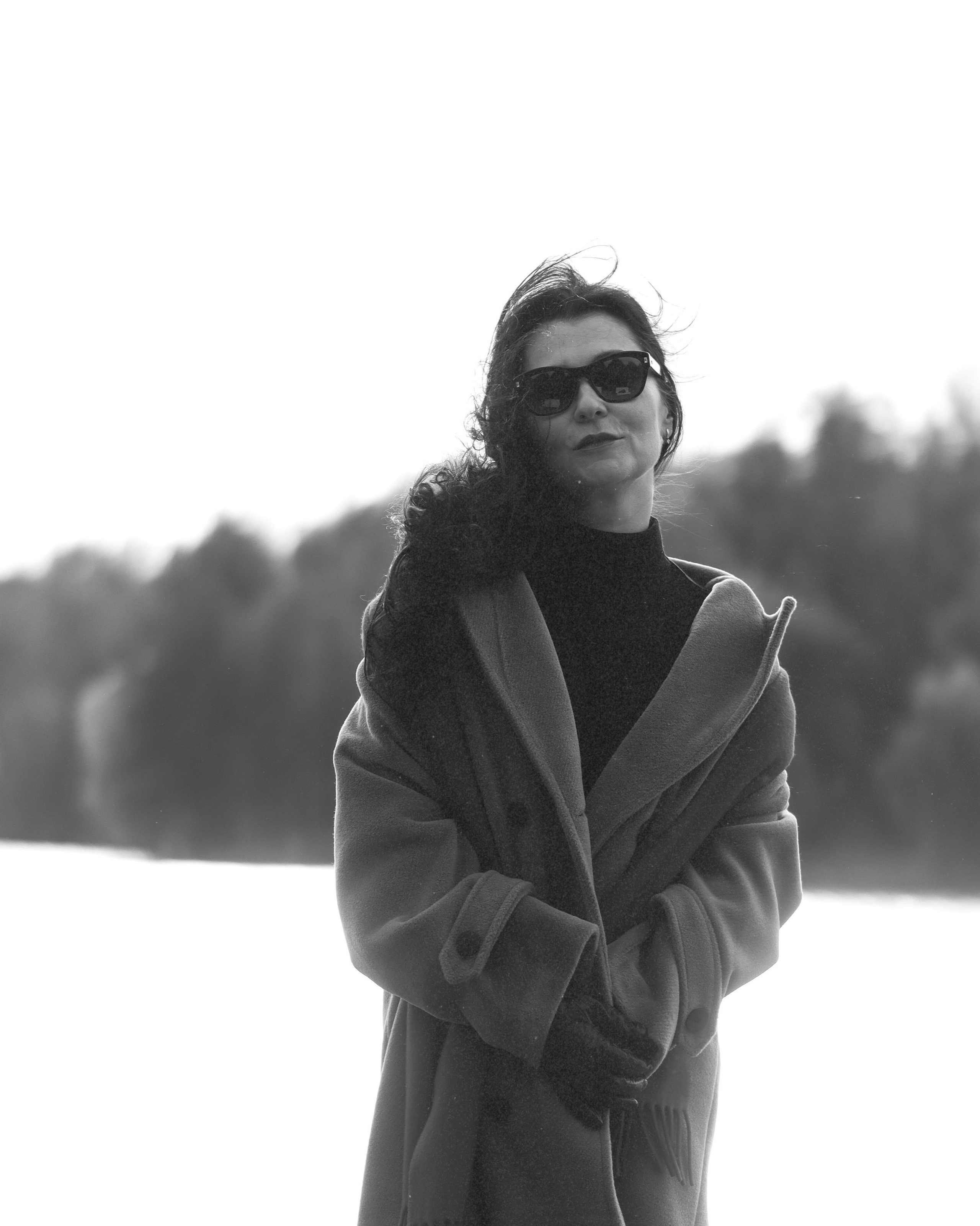 черно-белый портрет женщины в осеннем парке 