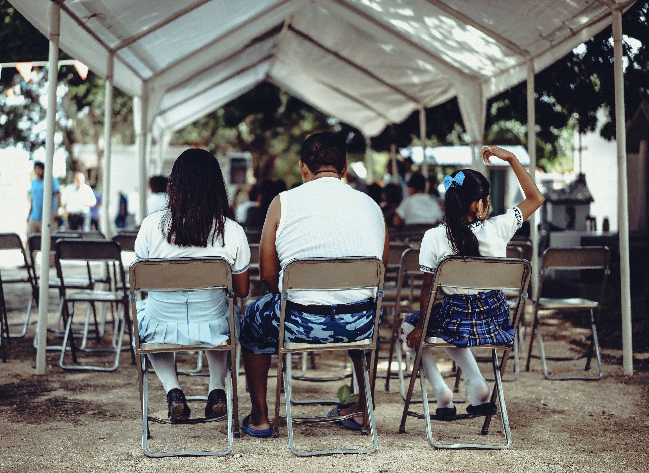 Перед проповедью пастыря в День Мёртвых в Мексике.