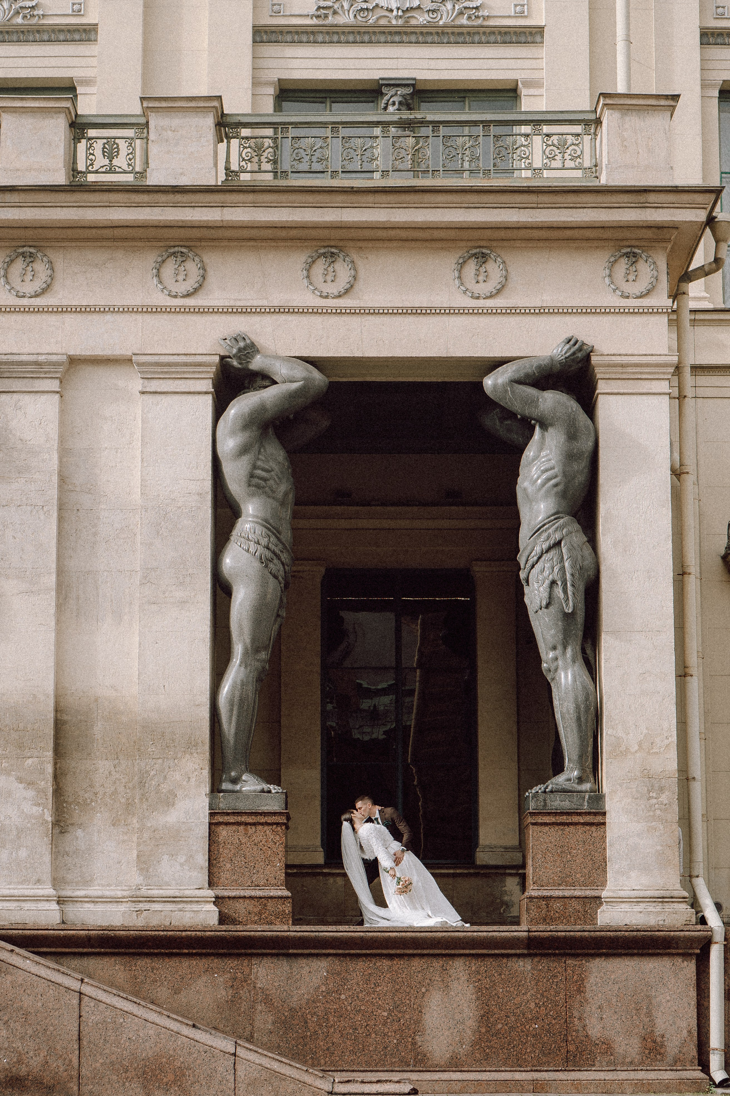 СВАДЕБНАЯ ПРОГУЛКА В САНТК-ПЕТЕРБУРГЕ (ИСАКИЕВСКИЙ СОБОР, ЗИМНЯЯ КАНАВКА, ЭРМИТАЖ И БОЛЬШАЯ МОРСКАЯ УЛИЦА). Профессиональный фотограф, Санкт-Петербург — Виктория Богомолова