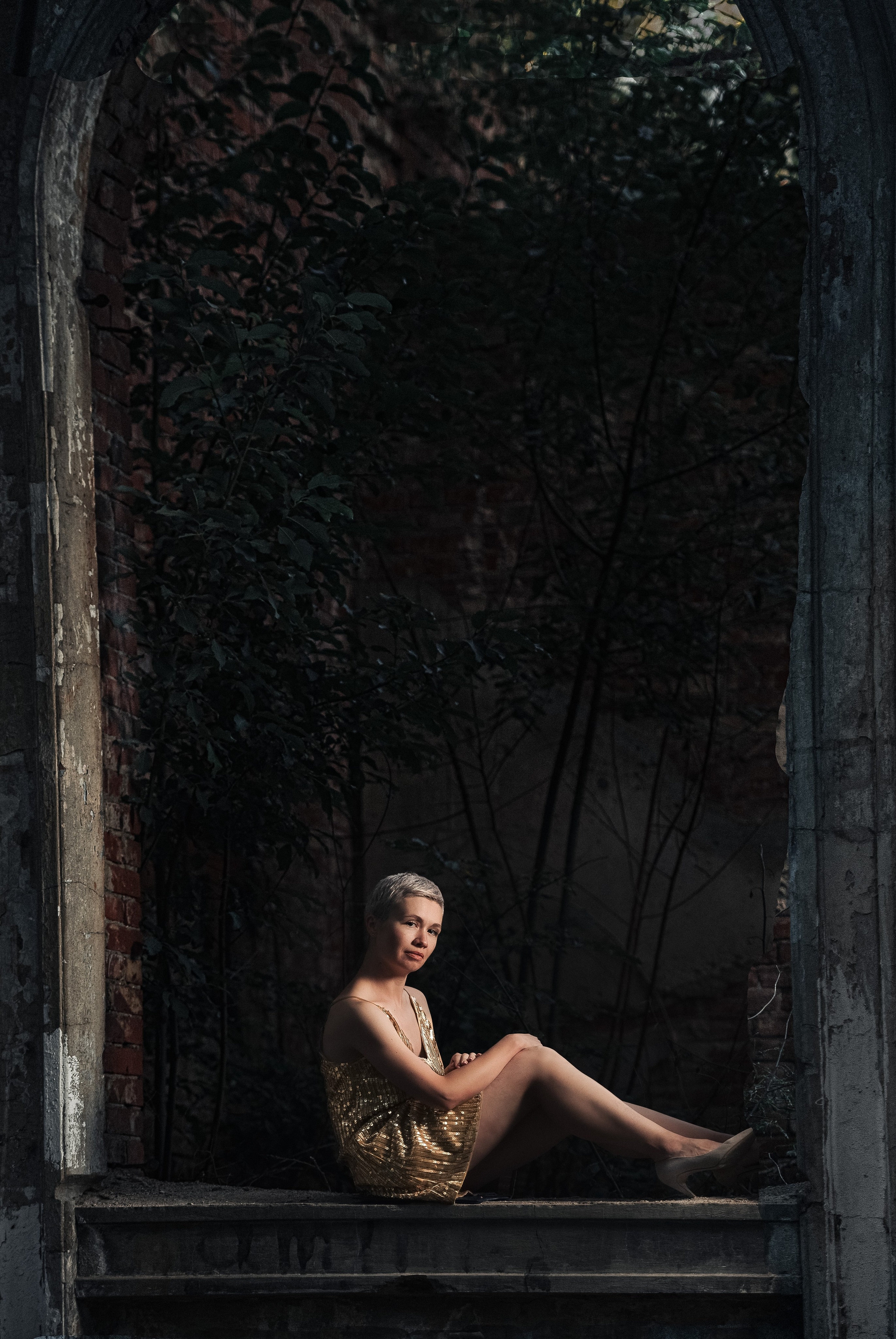 Девушка в золотом платье сидит в старой усадьбе. Пикси.