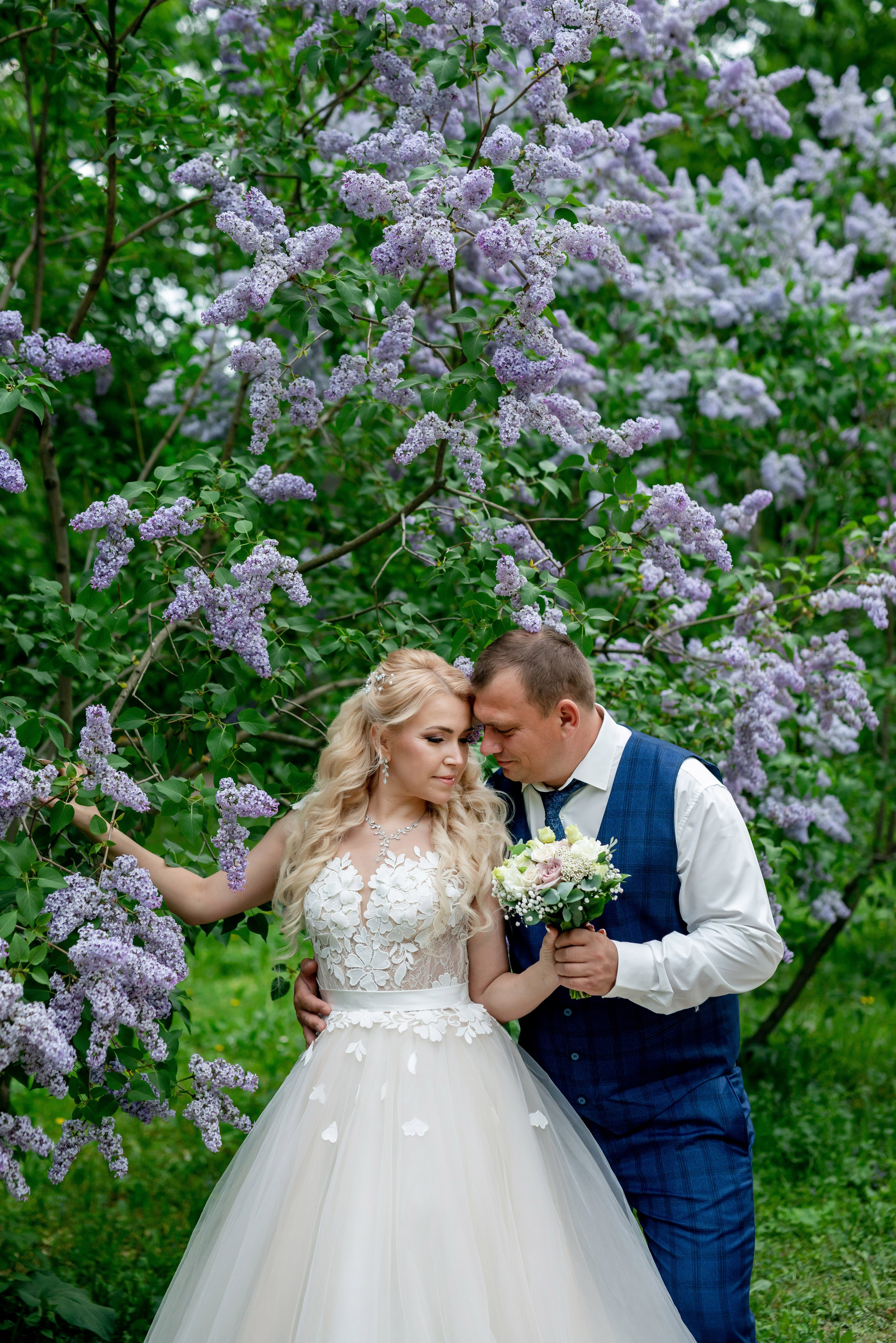 Евгения (фотосессия с малиновым chevrolet camaro, в сирени в Пушкине в Екатерининском парке). Портретный, семейный и свадебный фотограф в Санкт-Петербурге и в Пушкине Ширяев Денис