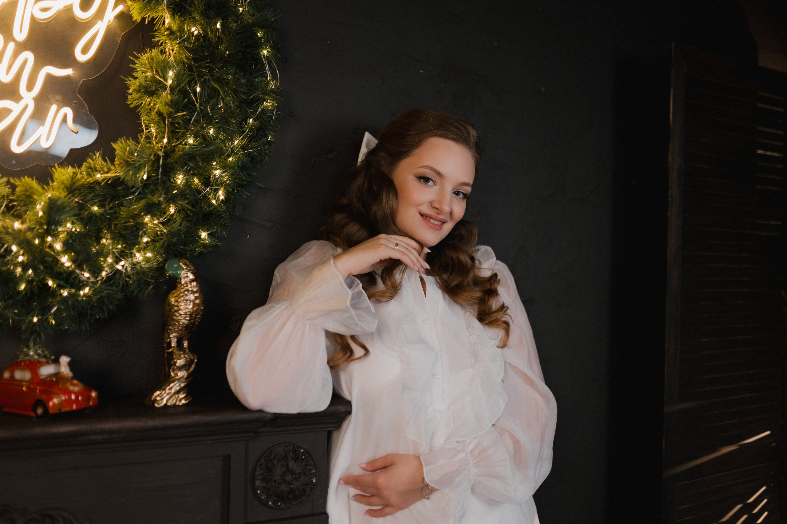 Девушка уснула за чтением книги уютным Рождественским вечером в Мурманске.