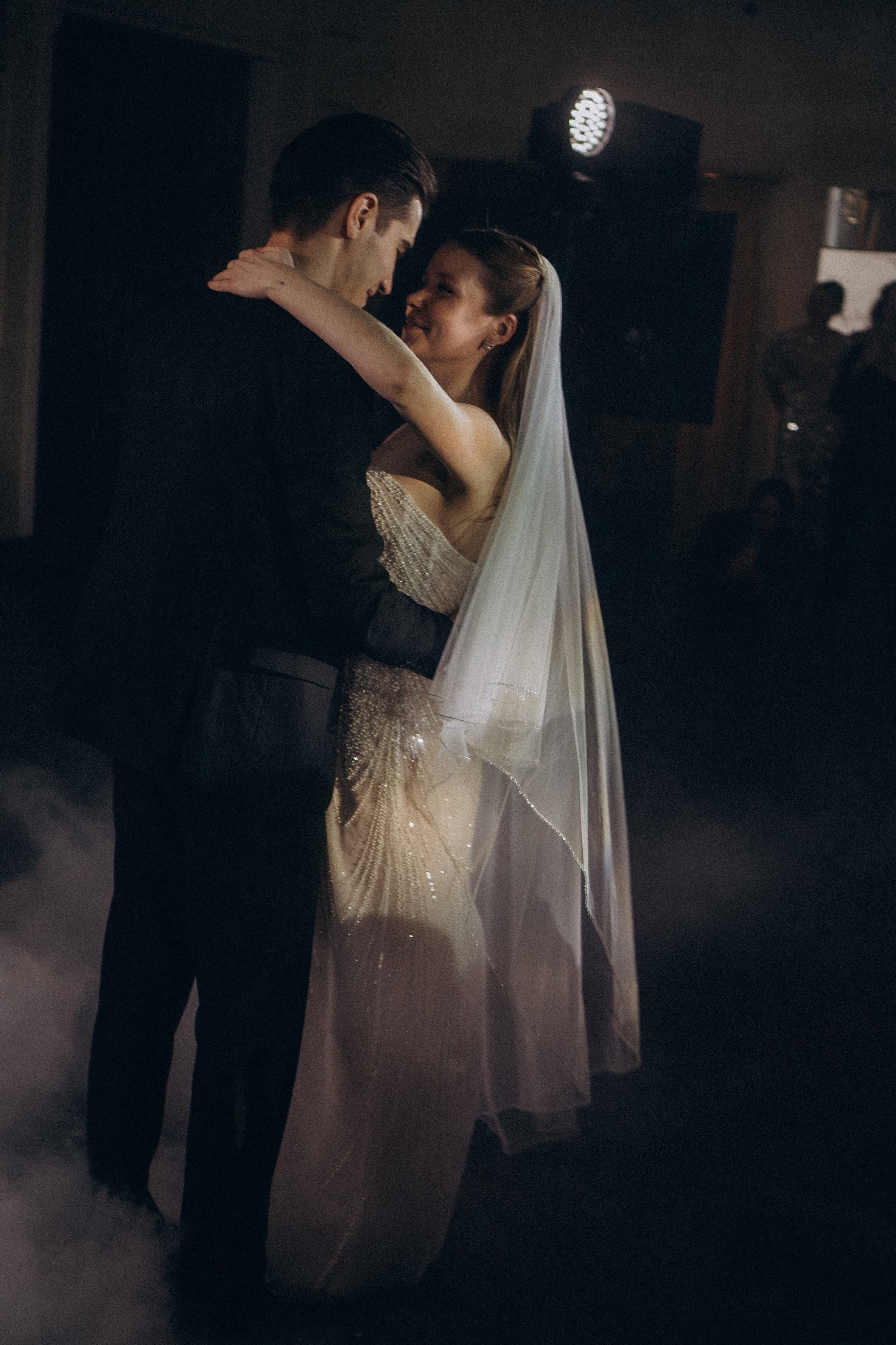 ПЕРВЫЙ ТАНЕЦ МОЛОДЫХ НА БАНКЕТЕ. ТРОГАТЕЛЬНЫЙ МОМЕНТ (СНЯТО В СИБИРЕ В НИЖНЕВАРТОВСКЕ). Профессиональный фотограф, Санкт-Петербург — Виктория Богомолова