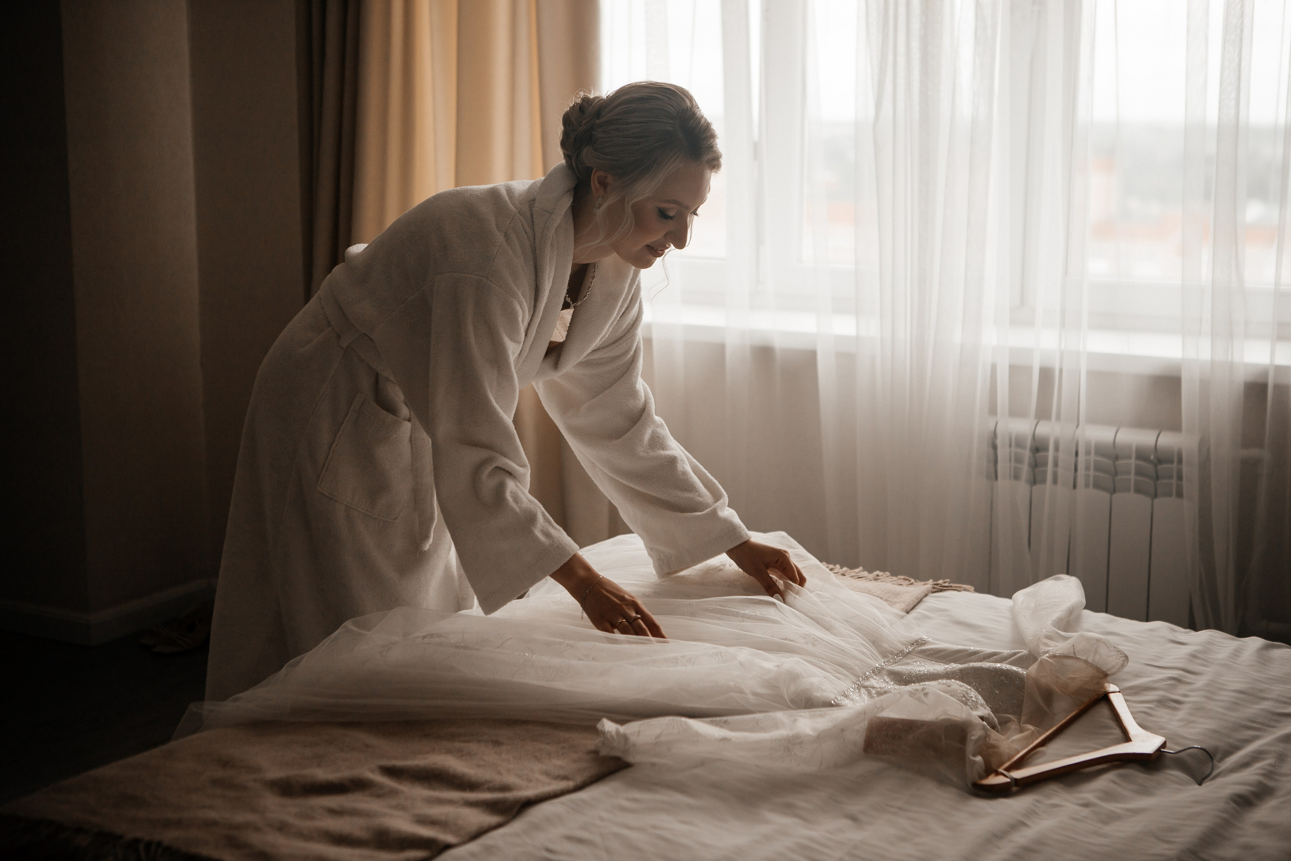 Евгения и Николай утренние сборы. Свадебный фотограф Виктория Чуйко Магнитогорск. Визуал для бизнеса