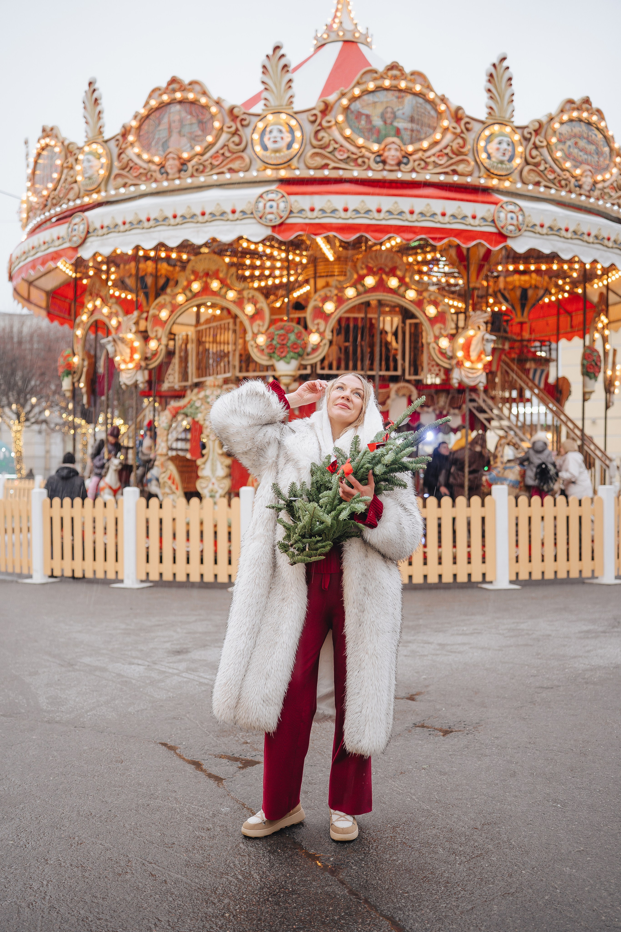 ПРОГУЛКА НА МАНЕЖНОЙ ПЛОЩАДИ ДЛЯ ДЕВУШКИ ПЕРЕД НОВЫМ ГОДОМ (НОВОГОДНЯЯ ФОТОСЕССИИЯ НА МАНЕЖНОЙ ПЛОЩАДИ). Профессиональный фотограф, Санкт-Петербург — Виктория Богомолова