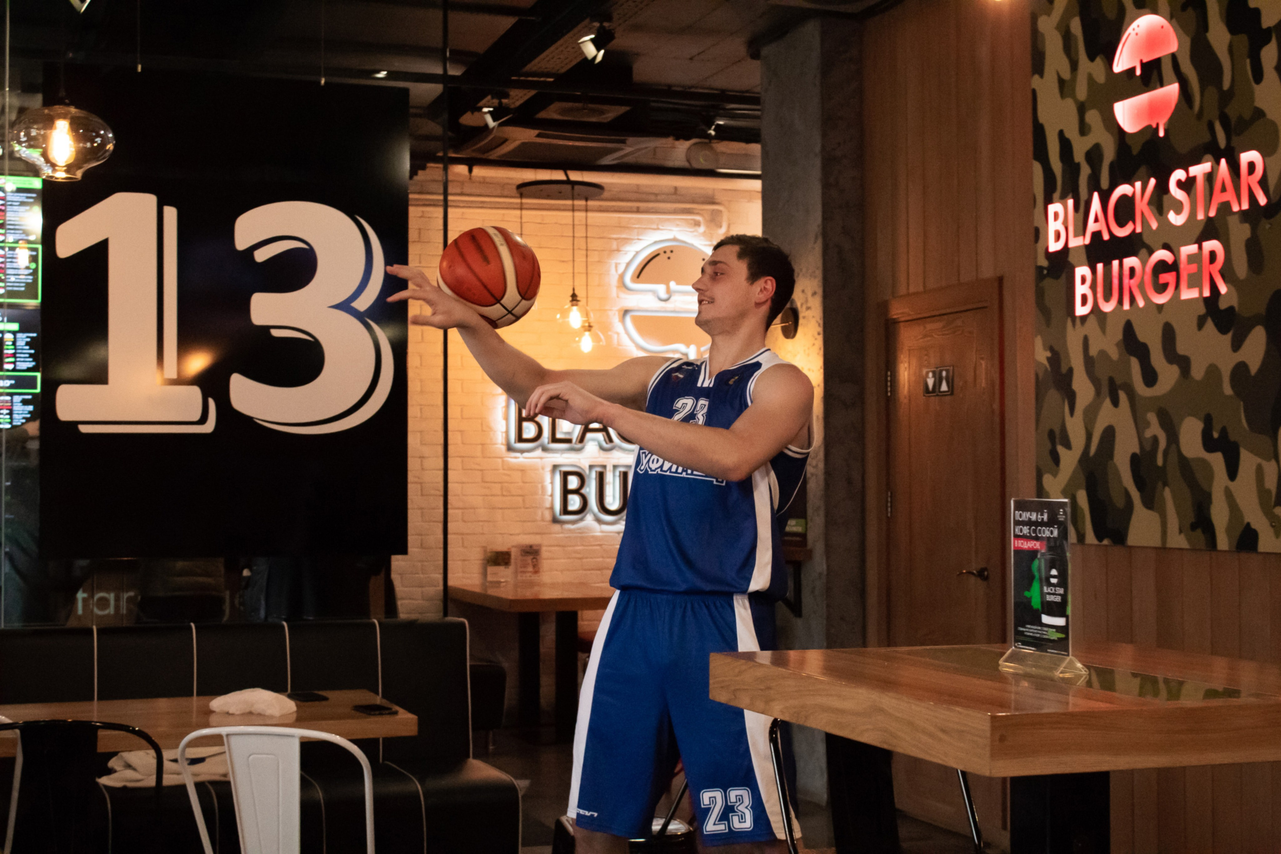 Баскетболисты в Блэкстарбургере. Репортажный Фотограф