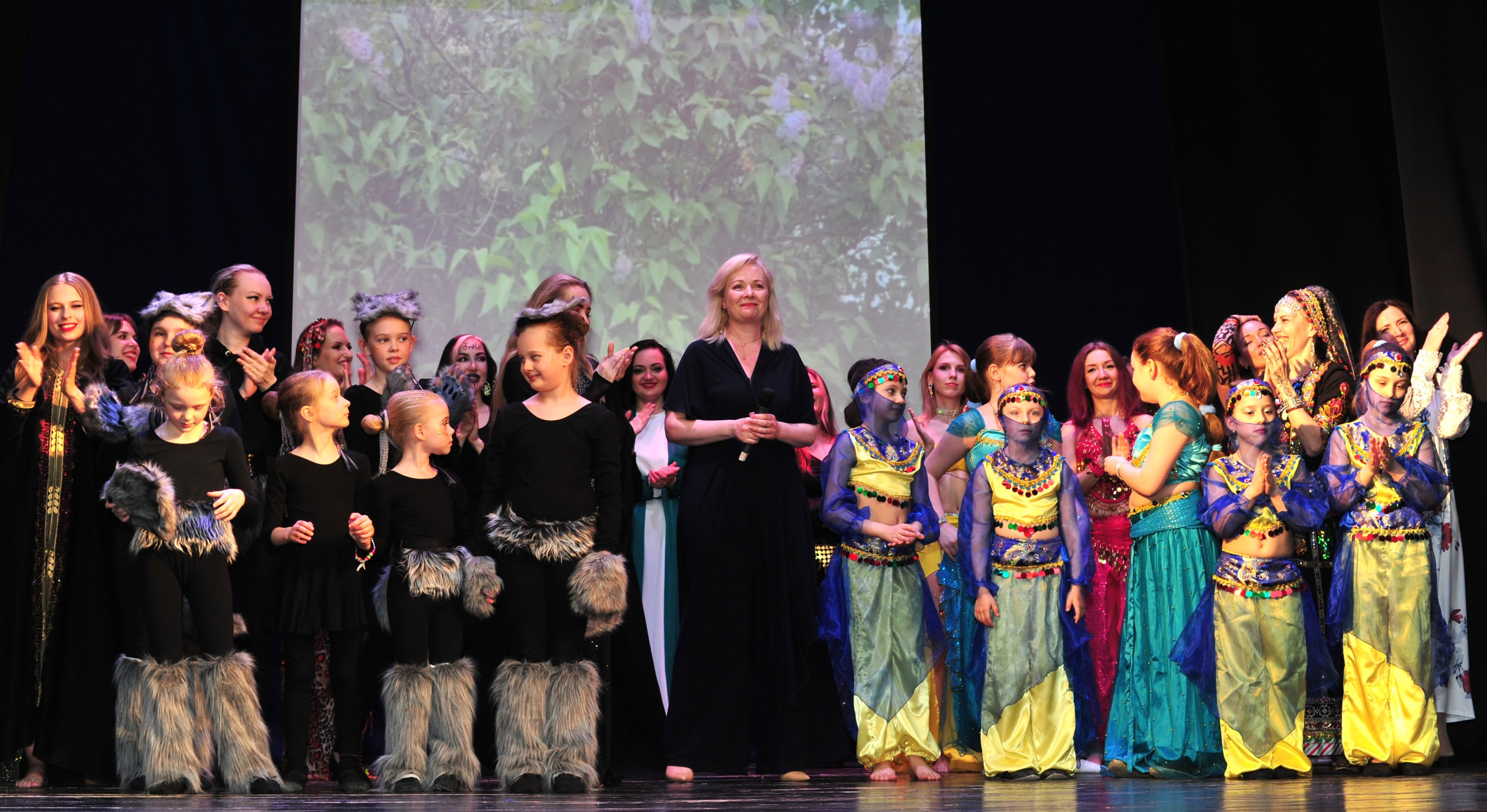 Финальный поклон публике со сцены