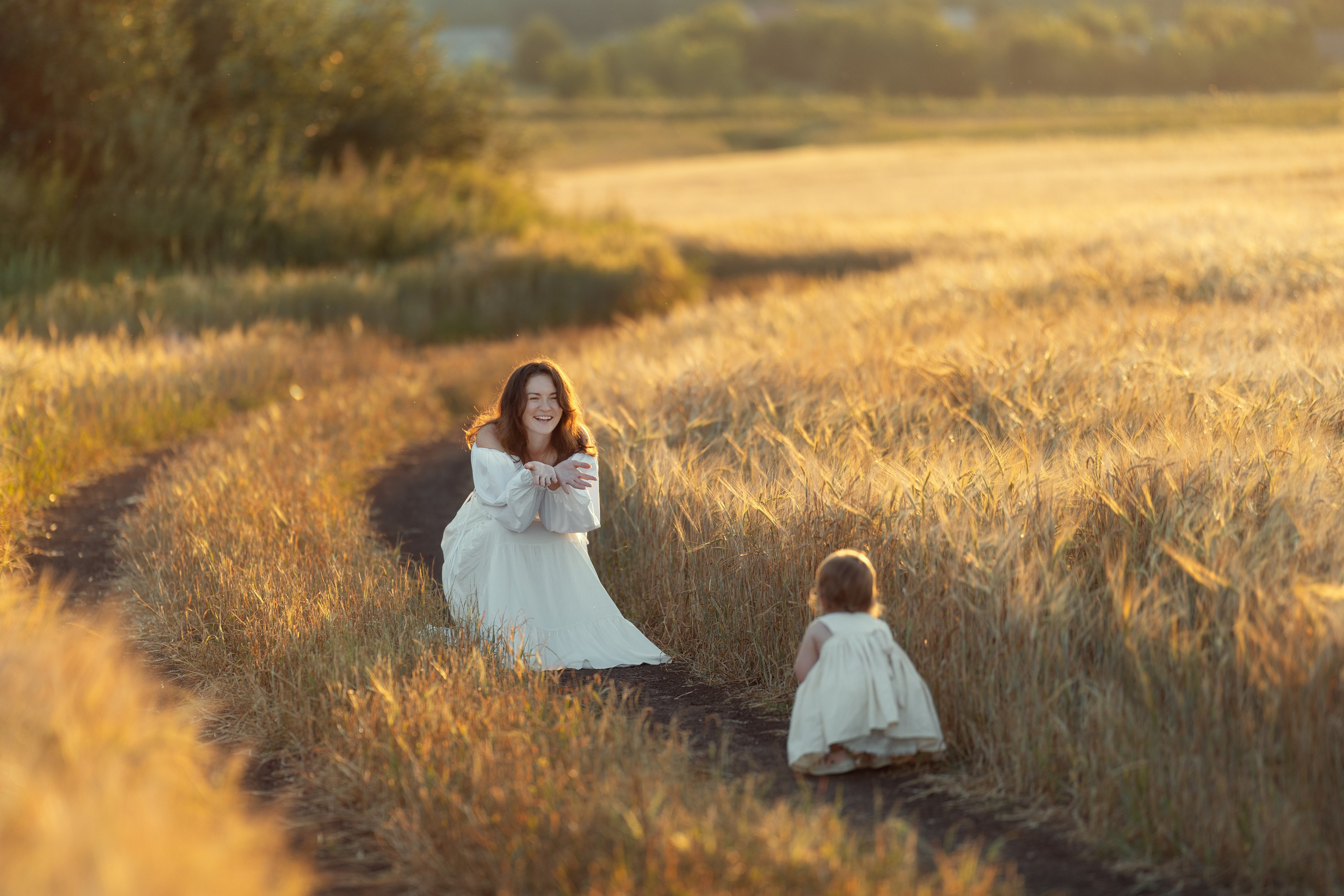 Лето в пшенице. Катя и Ульяша. Фотограф Елена Бабушкина