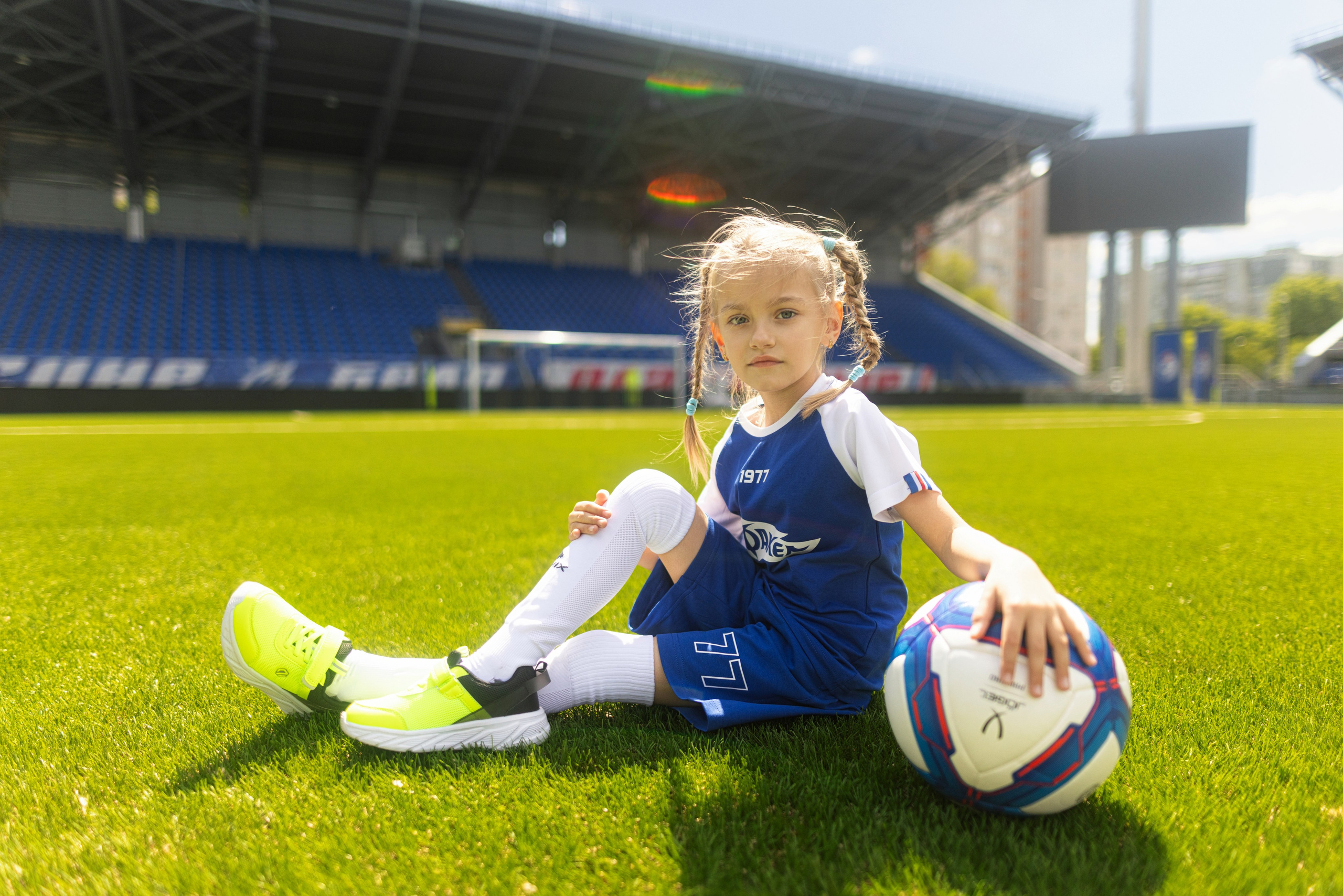 Детский портрет с Алисой на футбольном стадионе. Дмитрий Шульгин, портретный фотограф в Воронеже