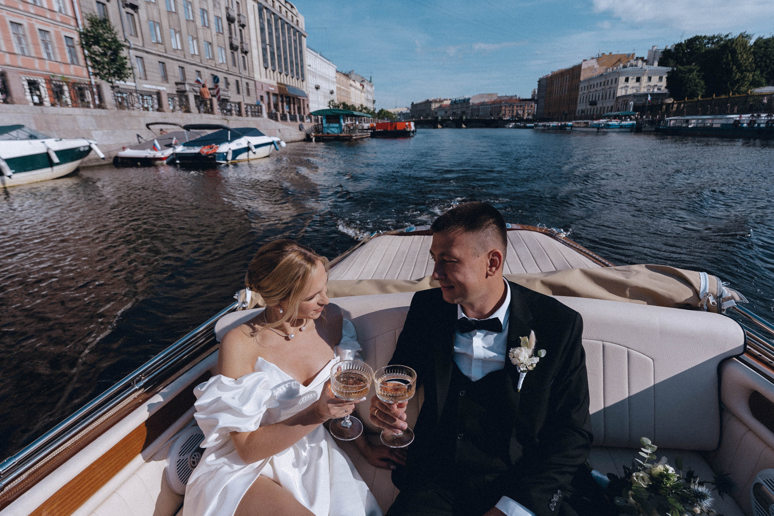 СВАДЕНБНАЯ СЬЕМКА НА КАТЕРЕ ПО КАНАЛАМ САНКТ-ПЕТЕРБУРГА И В АКВАТОРИИ НЕВЫ. Профессиональный фотограф, Санкт-Петербург — Виктория Богомолова