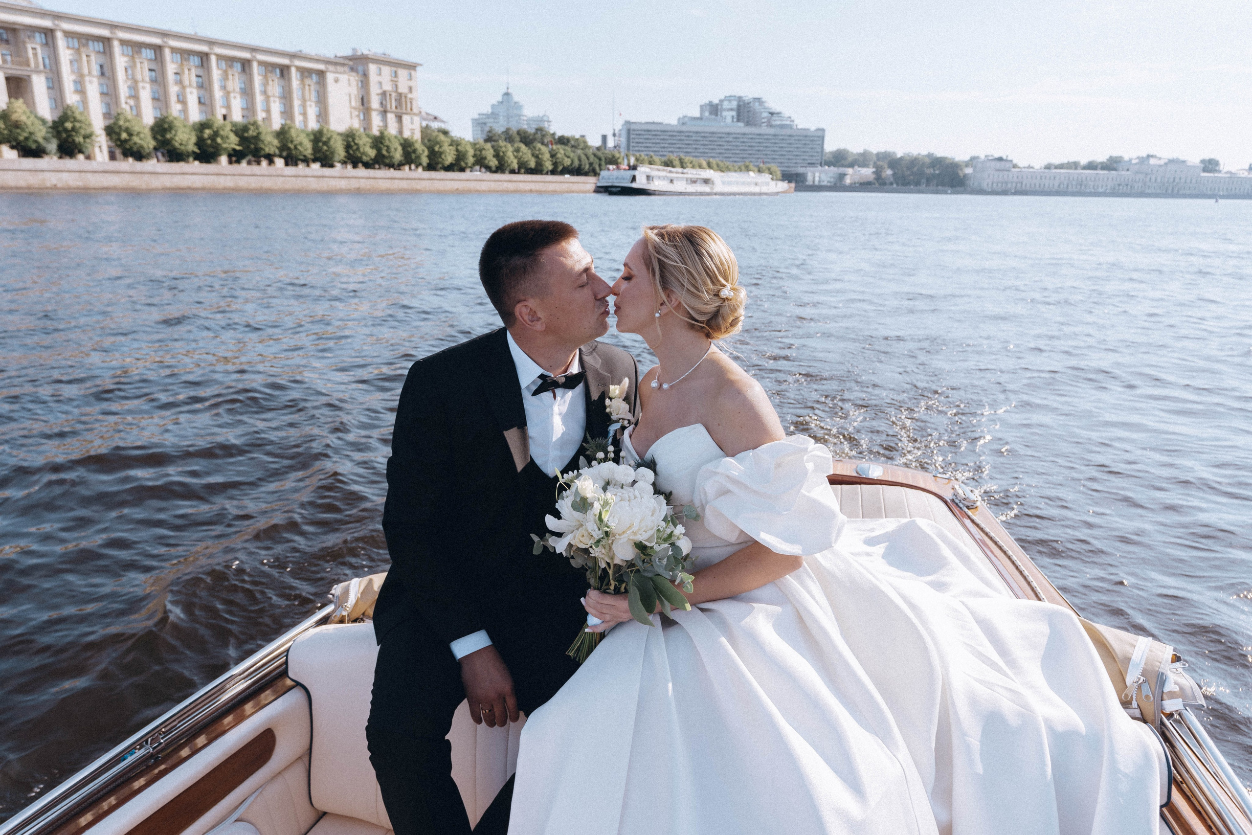 СВАДЕНБНАЯ СЬЕМКА НА КАТЕРЕ ПО КАНАЛАМ САНКТ-ПЕТЕРБУРГА И В АКВАТОРИИ НЕВЫ. Профессиональный фотограф, Санкт-Петербург — Виктория Богомолова