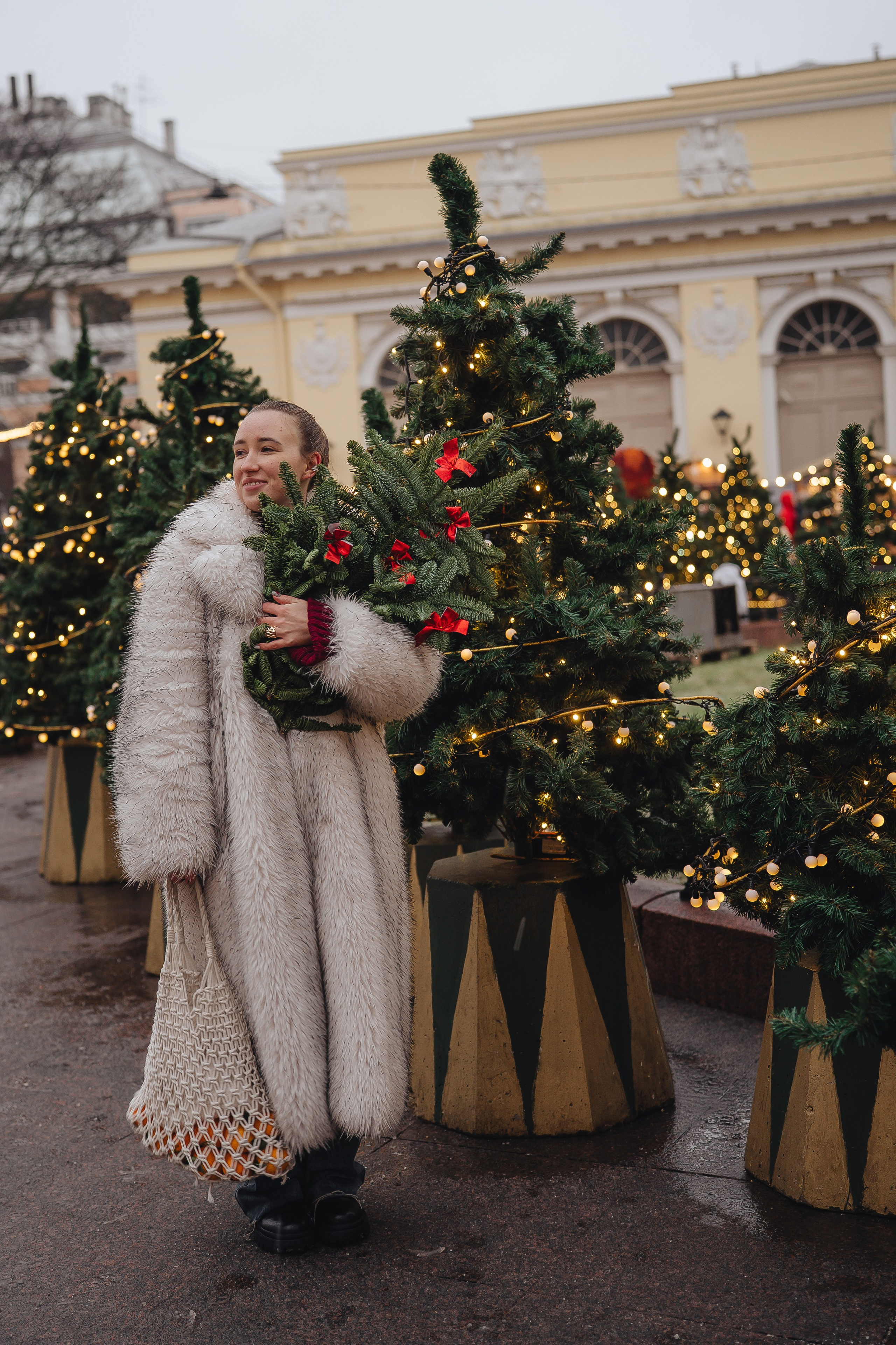 ПРОГУЛКА НА МАНЕЖНОЙ ПЛОЩАДИ ДЛЯ ДЕВУШКИ ПЕРЕД НОВЫМ ГОДОМ (НОВОГОДНЯЯ ФОТОСЕССИИЯ НА МАНЕЖНОЙ ПЛОЩАДИ). Профессиональный фотограф, Санкт-Петербург — Виктория Богомолова