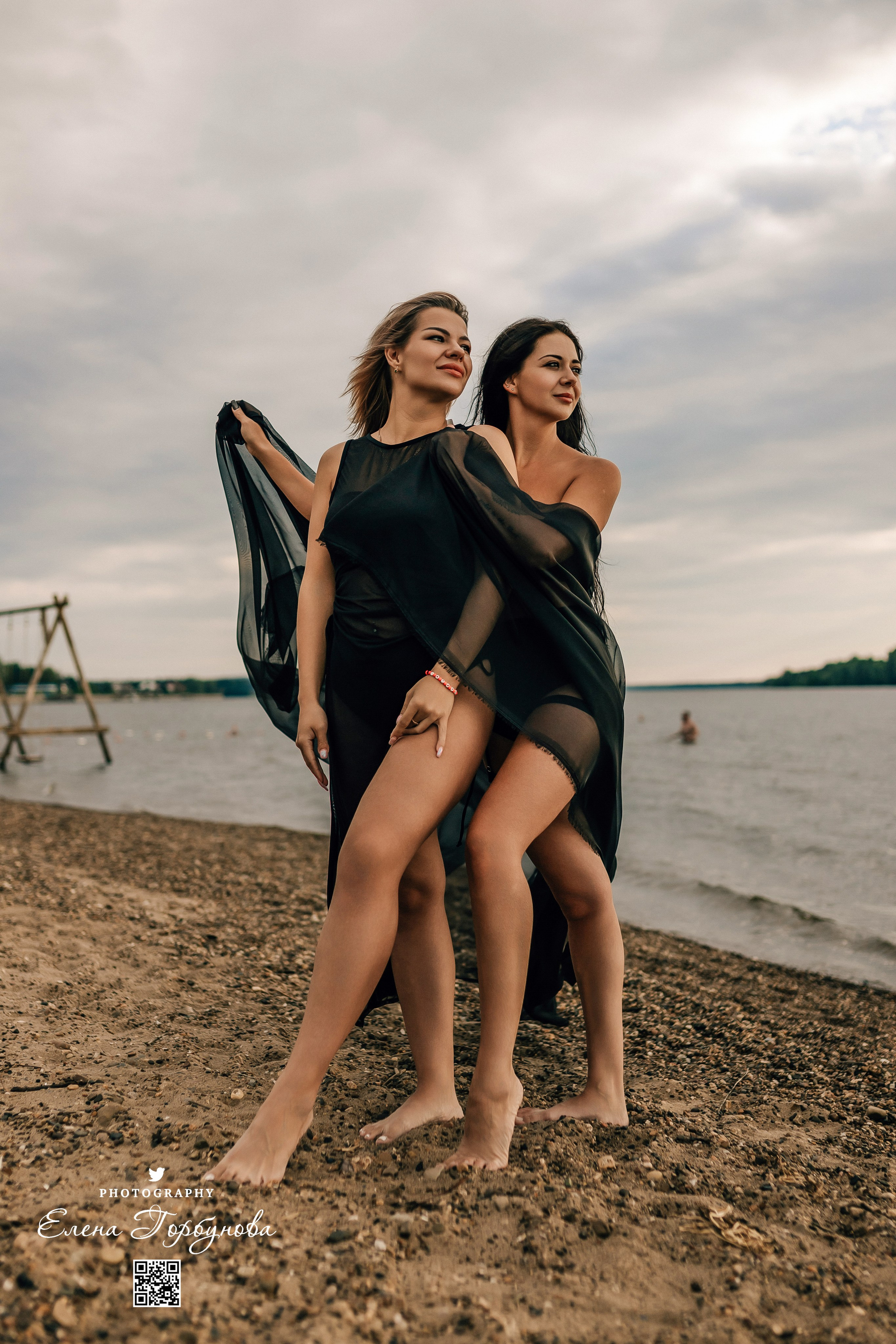 Черная серия с тканью. Набережная. Александра и Таисия. Июль 2025 г. Фотограф Пермь. Свадьбы. Семья и дети, школа, д. сад. Фотокниги