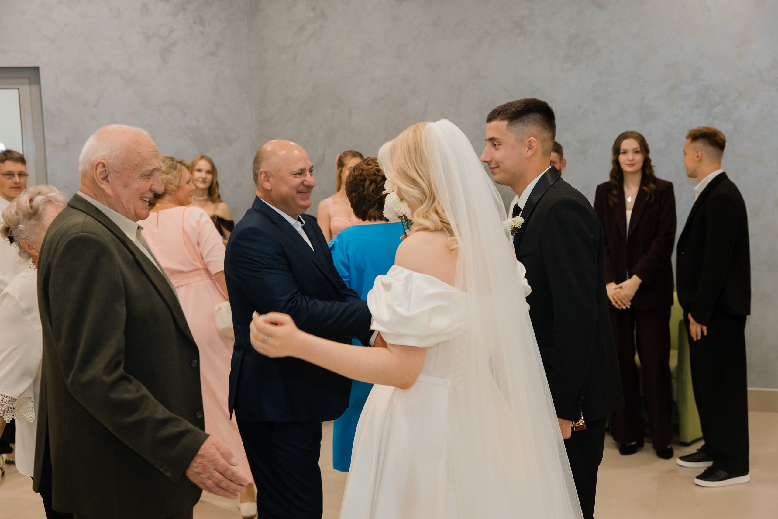 Отдел ЗАГС Администрации Первомайского района. Видеосъемка и фотосъемка свадеб. Фотограф и оператор на свадьбу. Видеосъемка подкастов, собственная видео-фотостудии. Предметная фотосъемка