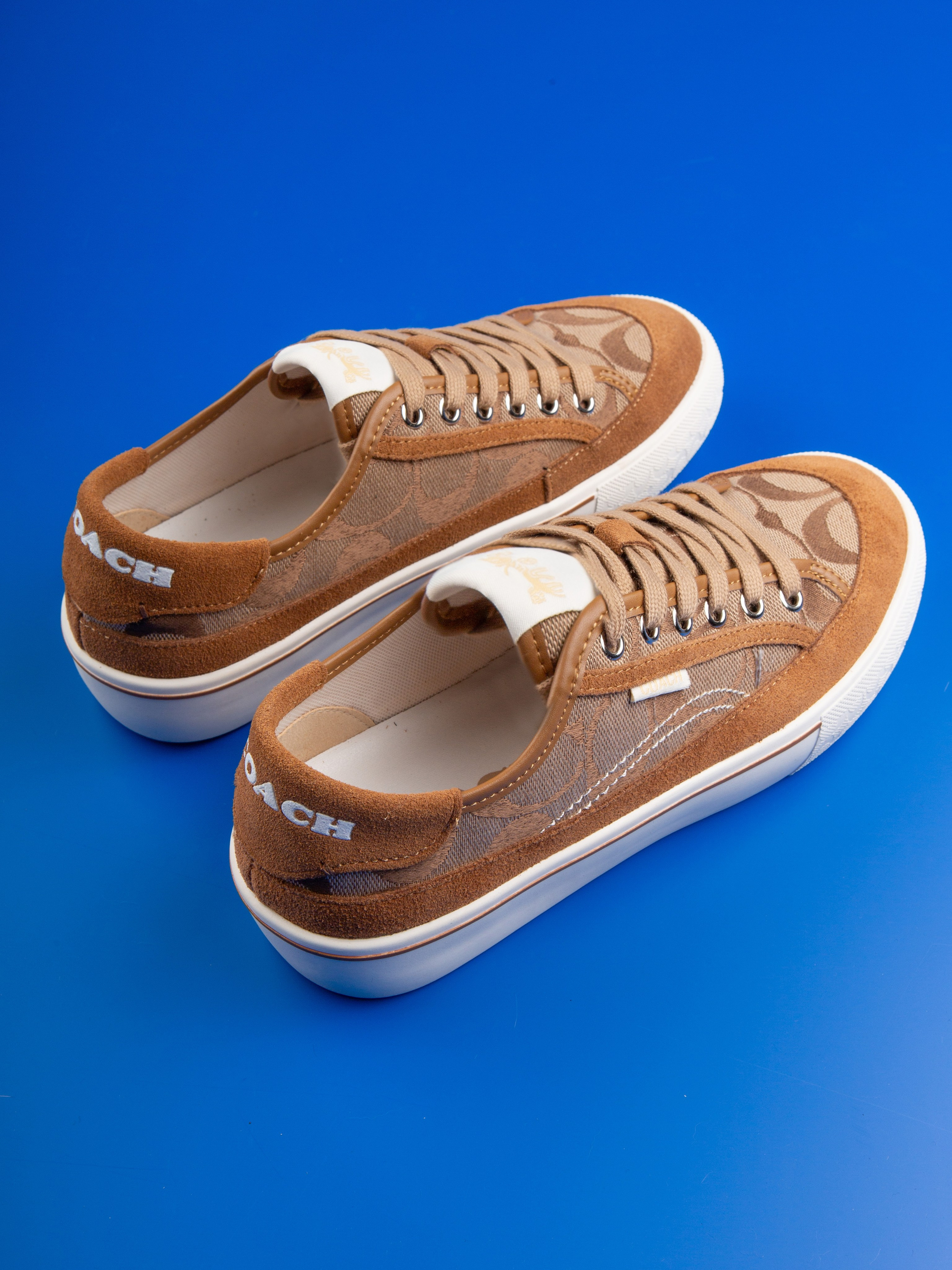 Обувь на цветных фонах. Фотограф Мария Кольцова