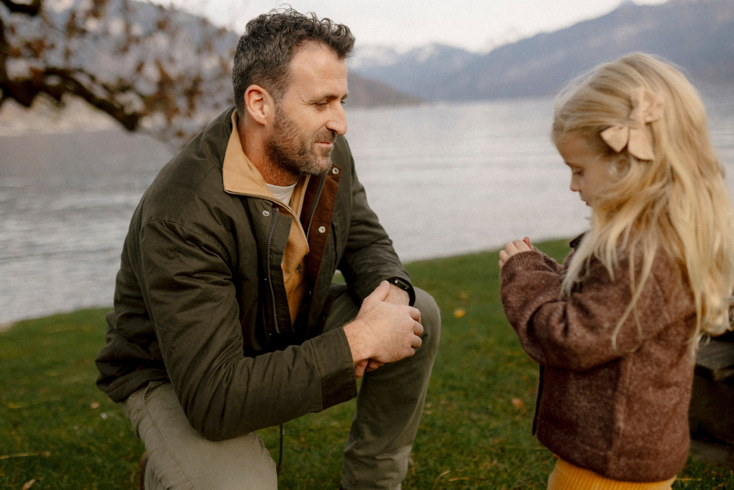 Under the Tree. Polina Sobol — family & documentary photographer in Bern. Outdoor & urban photo sessions for families, kids and couples