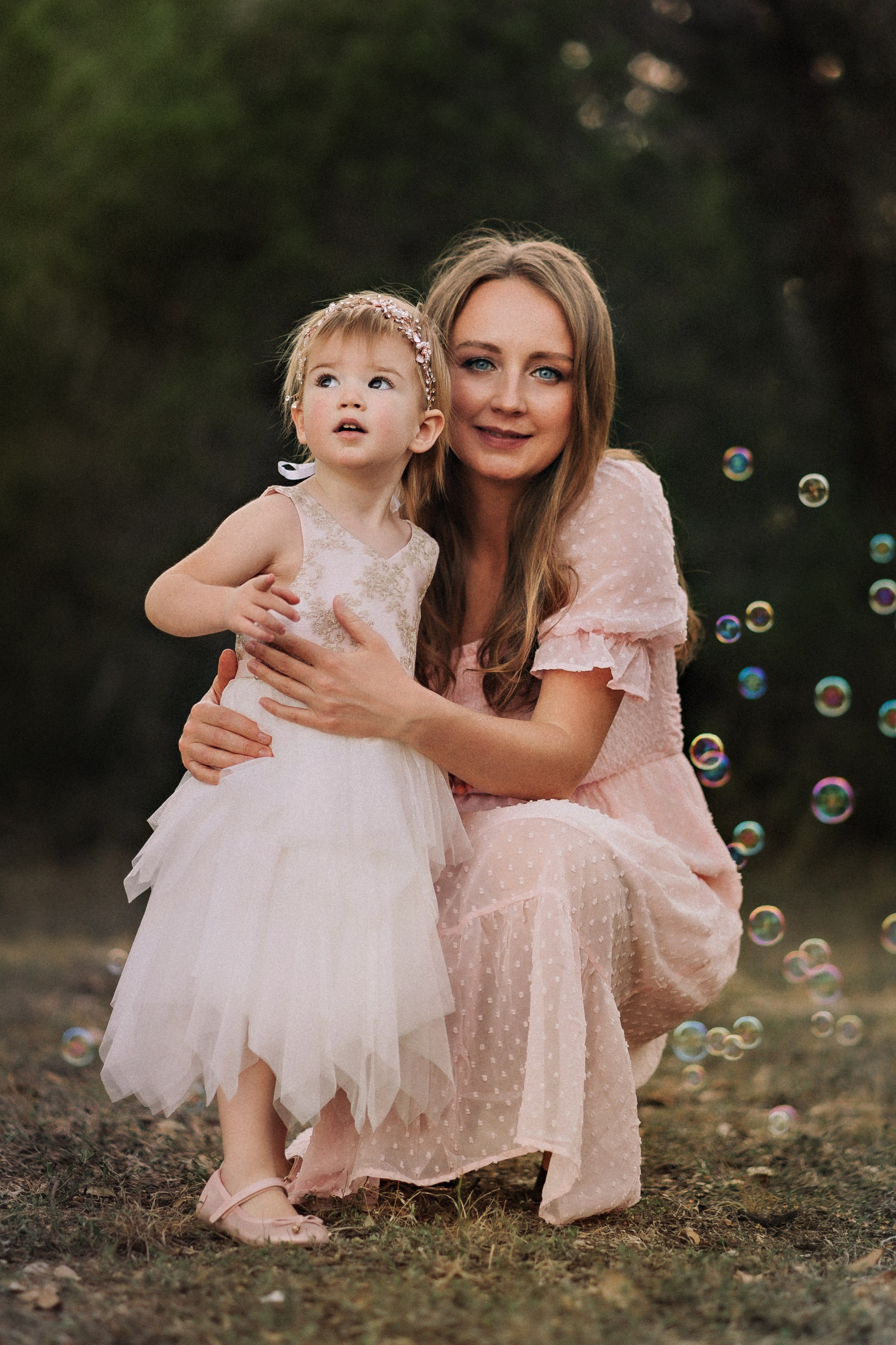 Family snuggles & smiles — cozy family photos