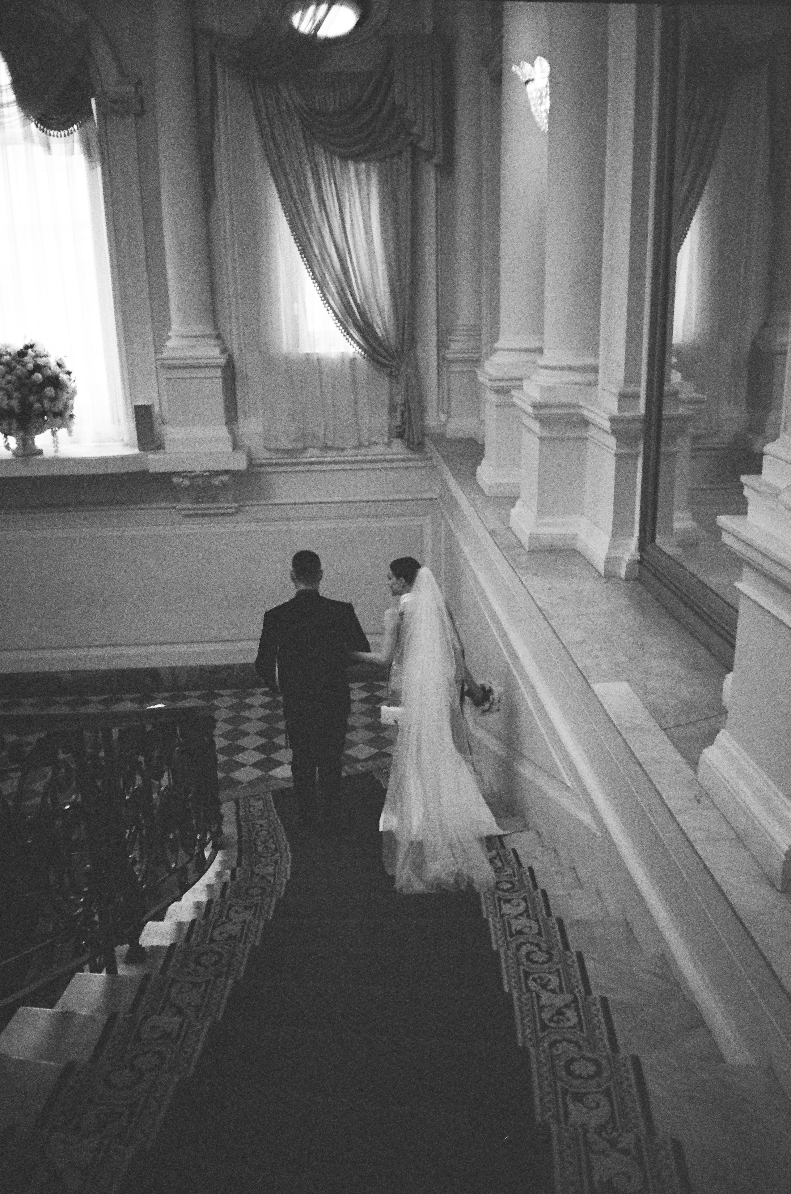 Свадебная фотосессия на пленку. Сестры Карабаза. Фотографы и ретушеры в Москве и Санкт-Петербурге