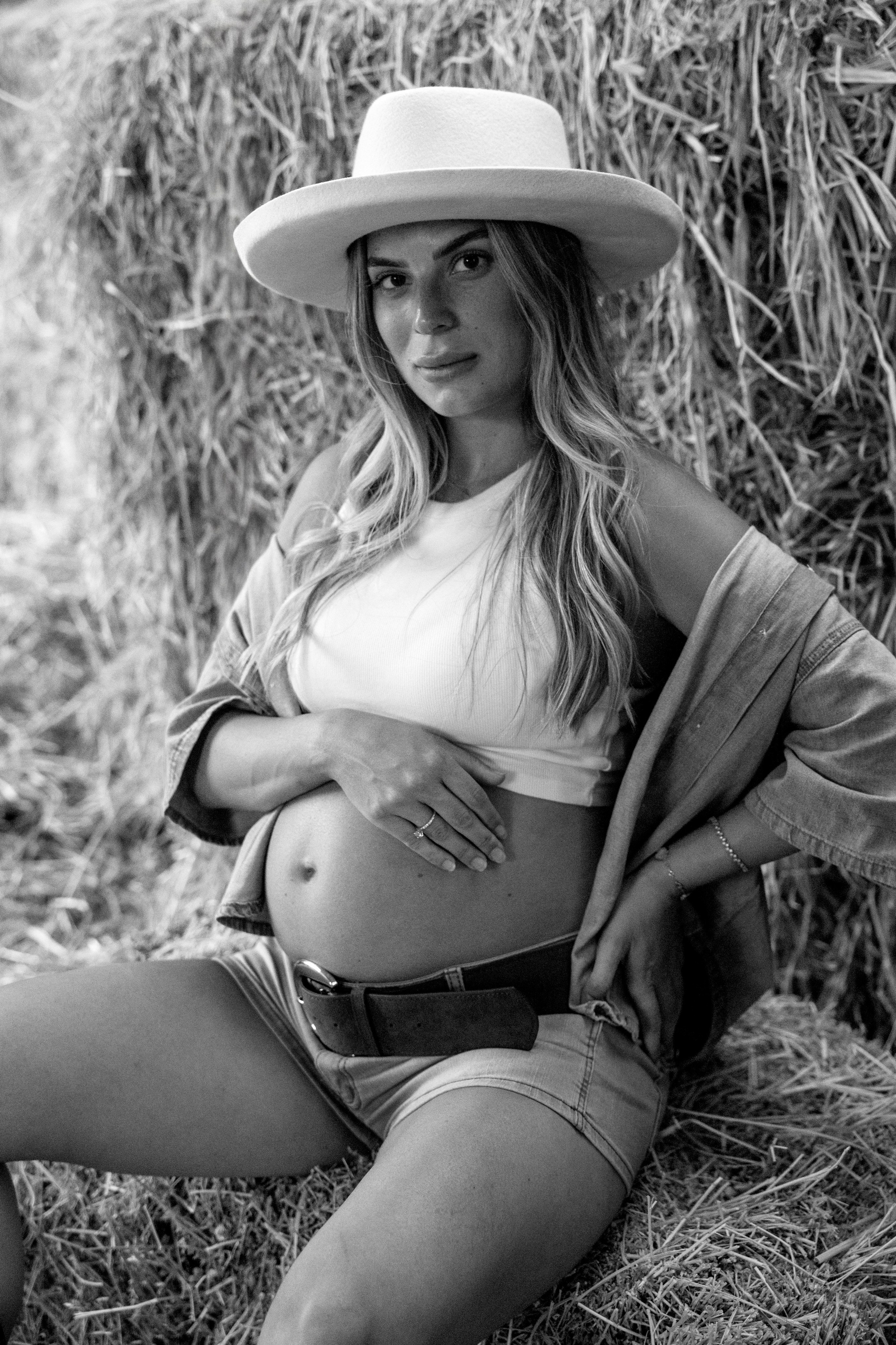 Pregnancy photoshoot at the horse farm. Главная