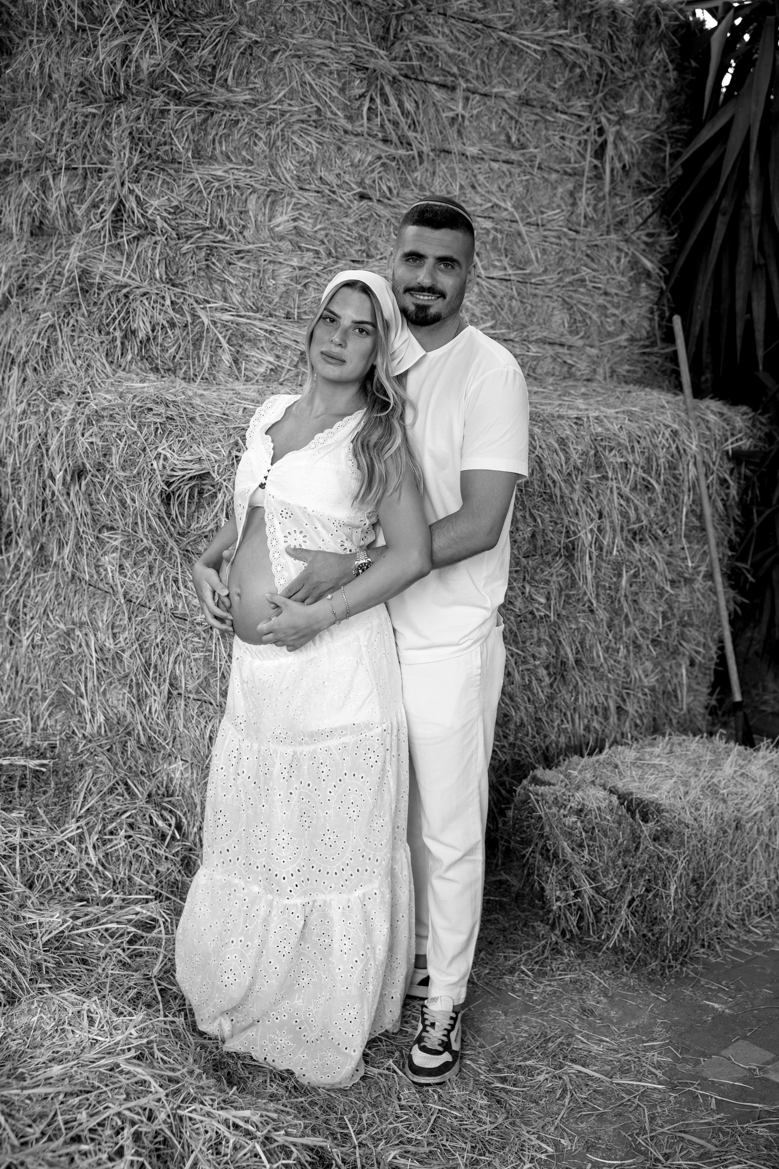 Pregnancy photoshoot at the horse farm. Главная