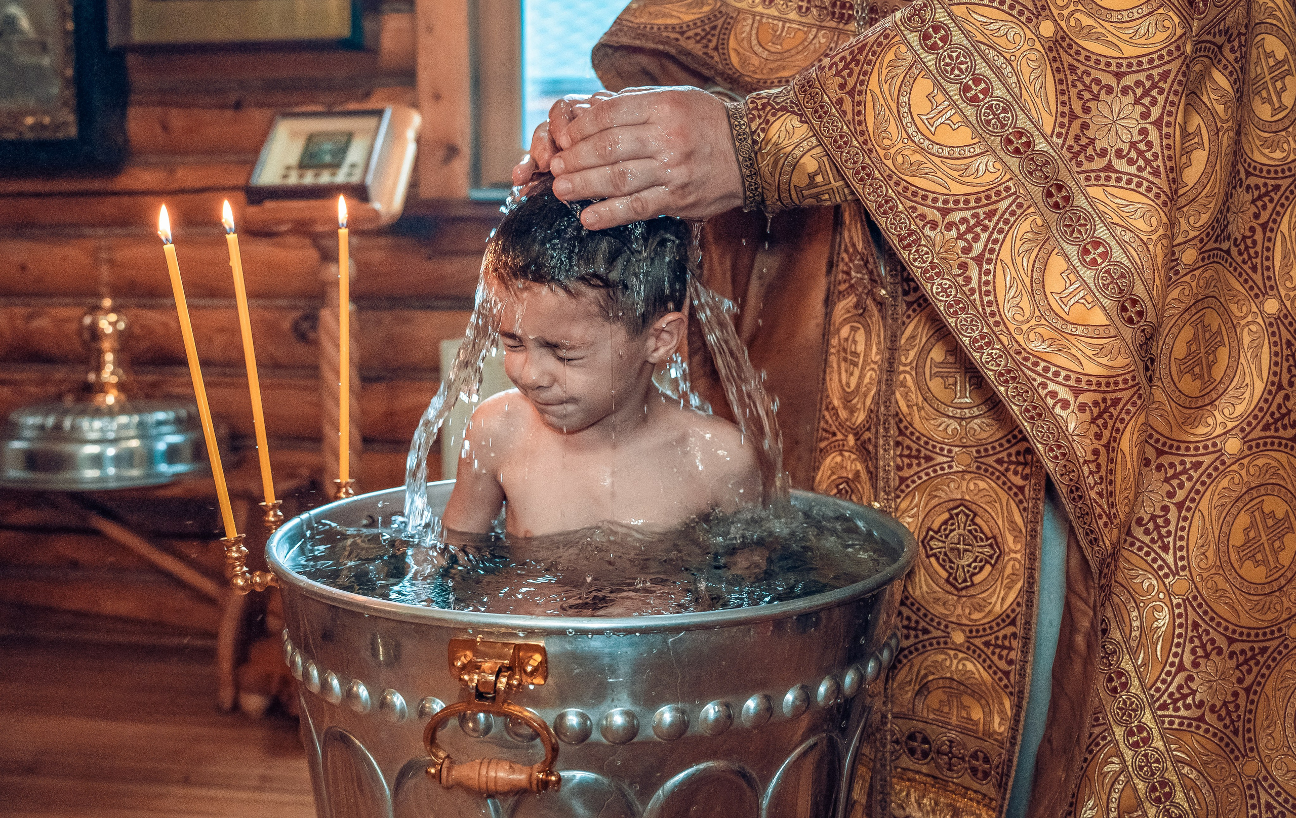 Фотографии момента погружения в купель (Таинство крещения). Moscow_CPC