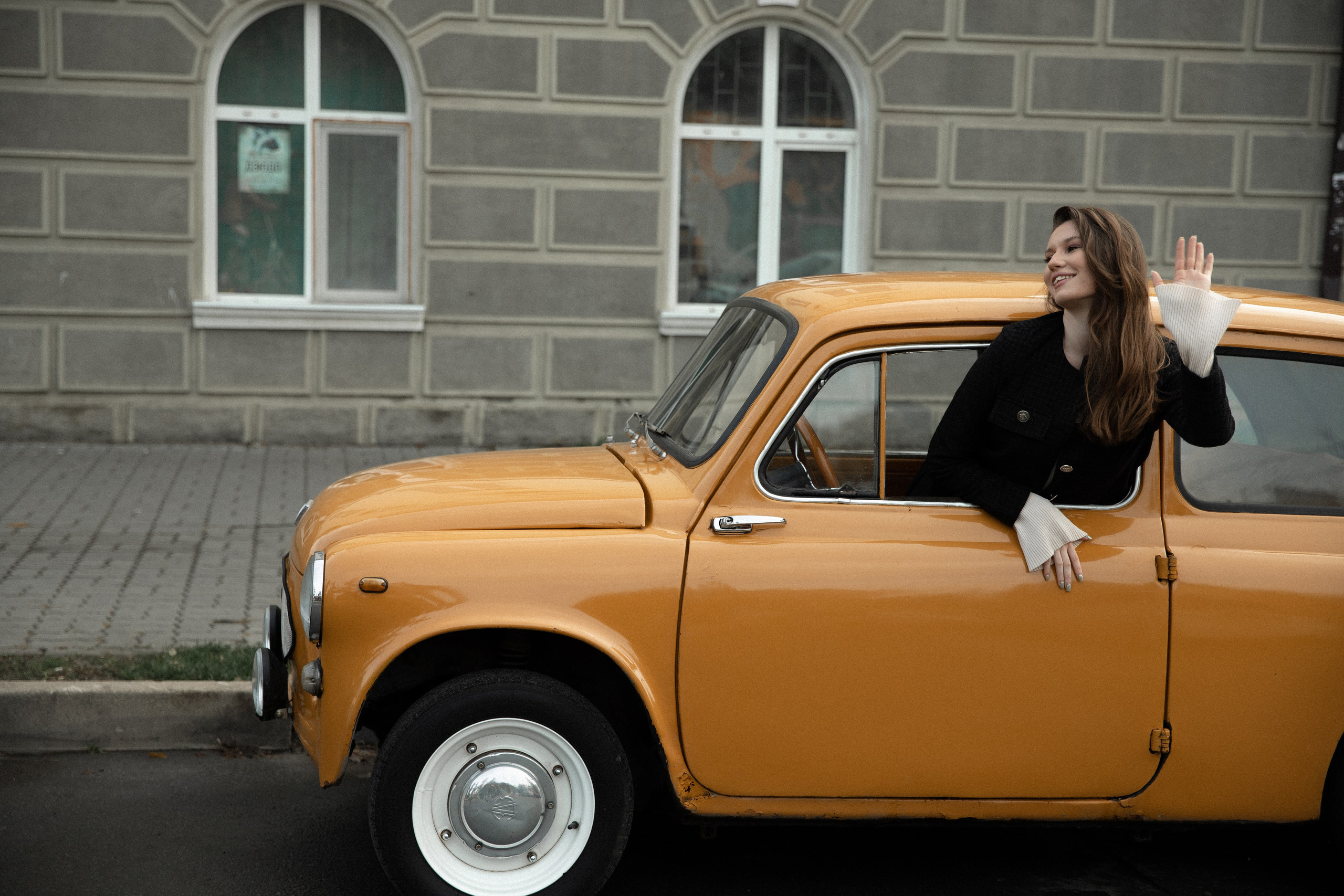 Женская фотосессия с ретро авто. Свадебный фотограф Бакрымова Валентина