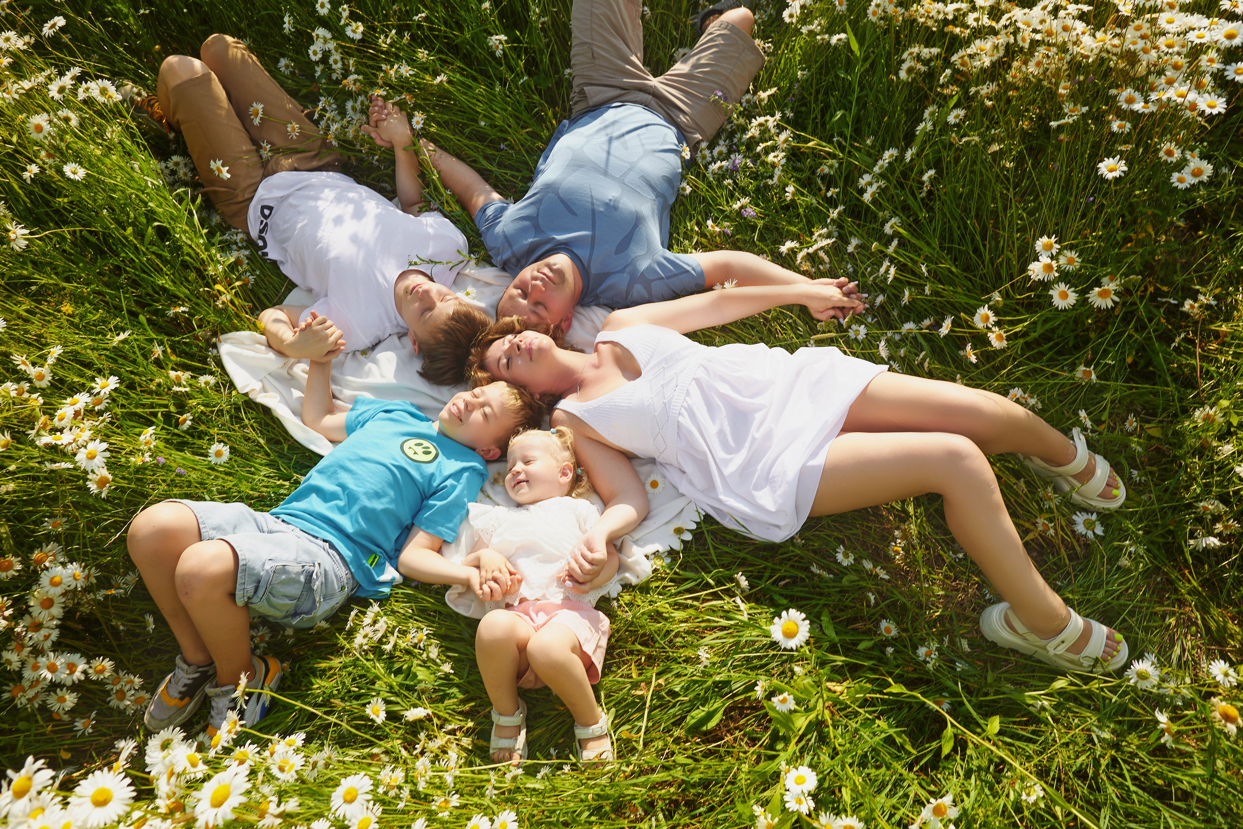 Семейная фотосессия в ромашках. Семейный и свадебный фотограф в Москве Пушкино Элеонора Янбухтина