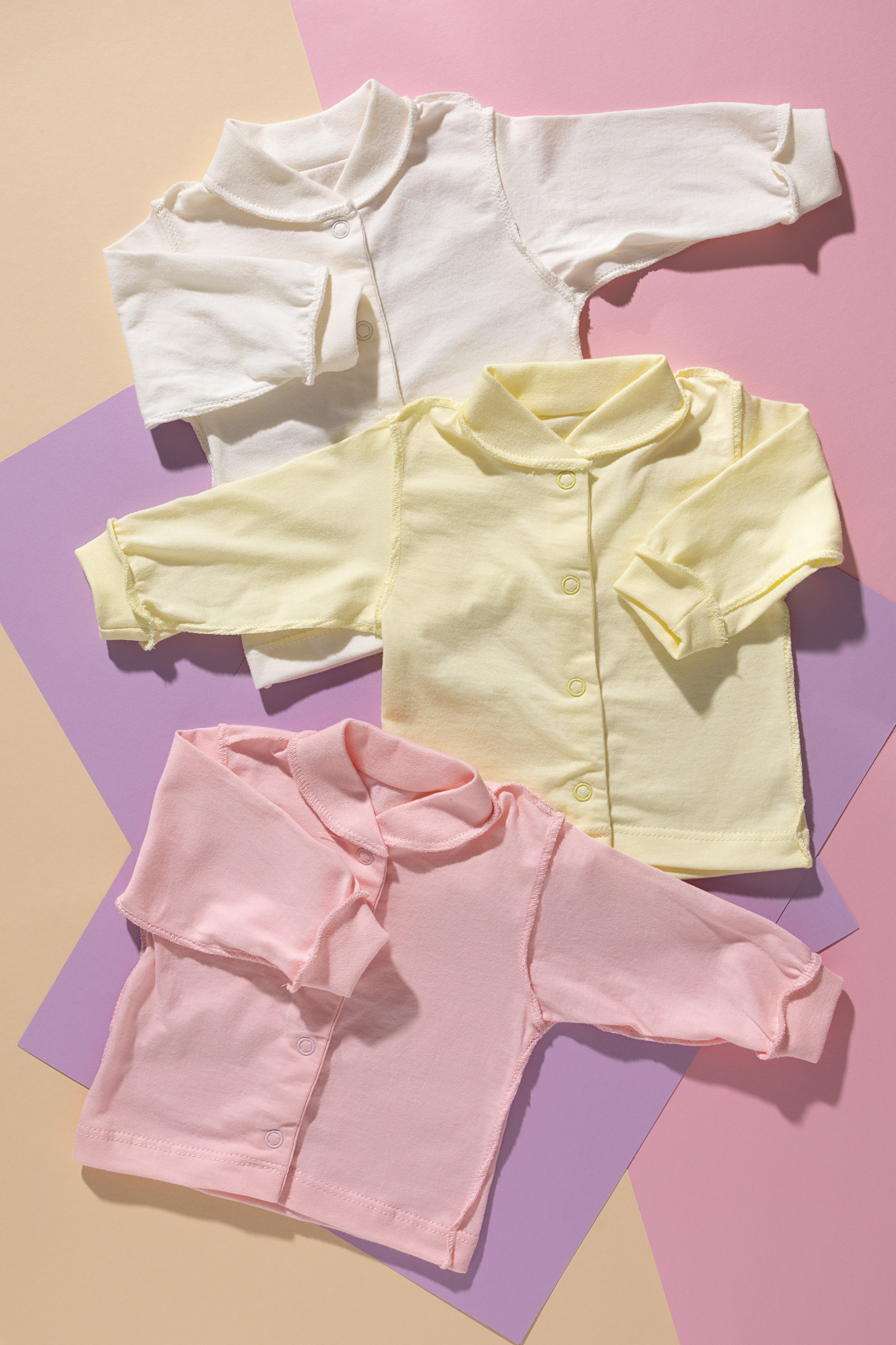 Яркая раскладка детских вещей на цветном фоне | Съемка для рекламных материалов