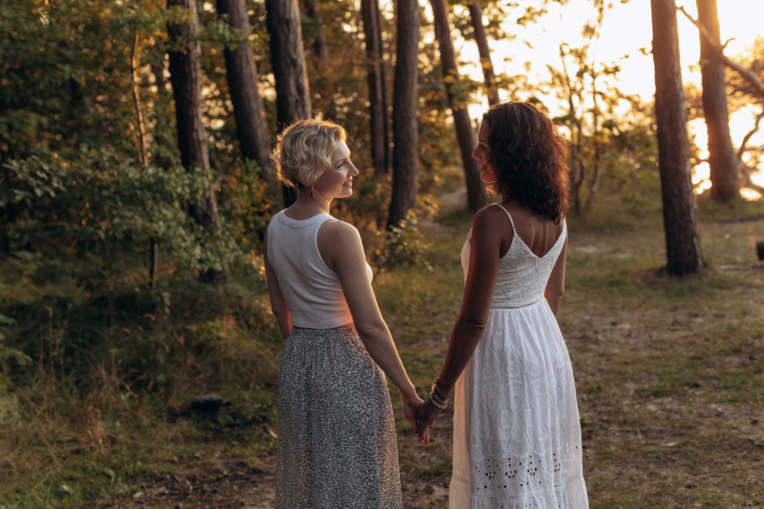 Подруги Пионеский Сосновый бор закат. Фотограф в Калининграде свадебная фотография, репортажная, фотосессии