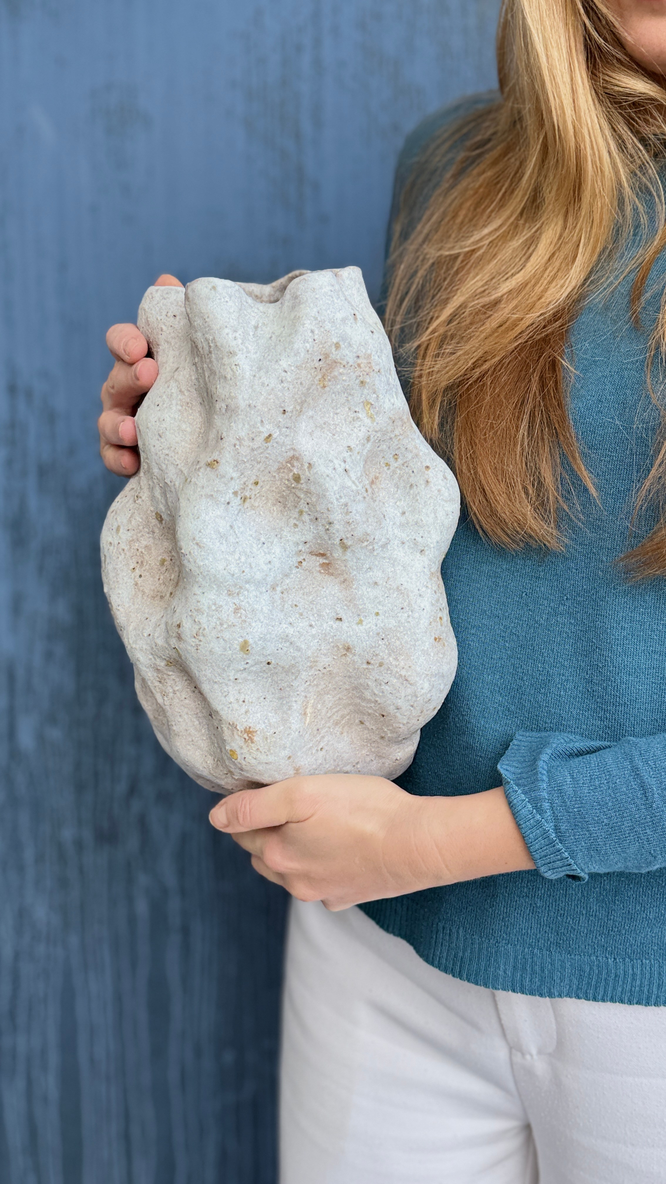 Ваза «Большой серый камень». Арт-керамика Катерины Жизневской