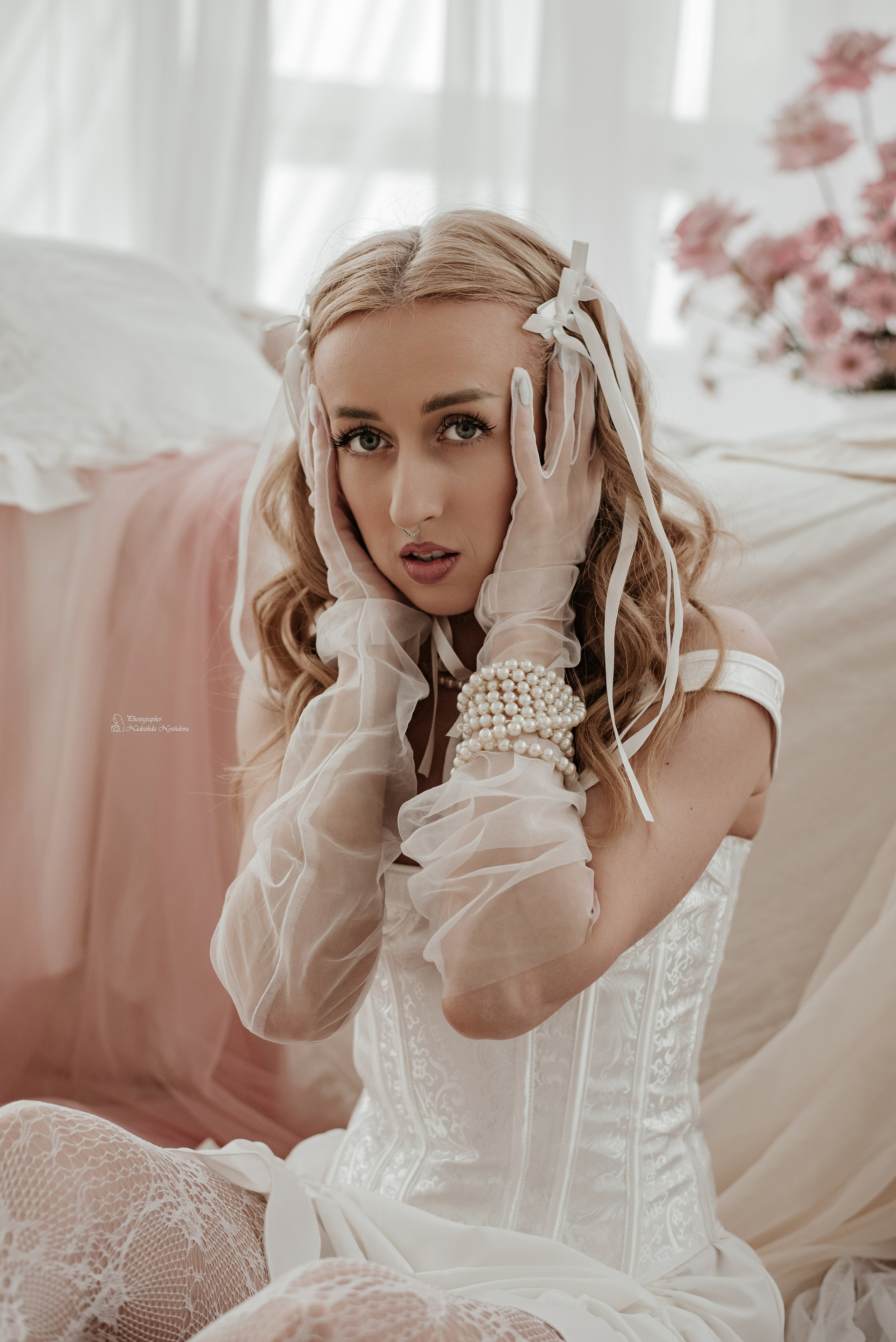 Фотограф: [https://vk.com/capella.photo|Надежда Нуждова]Модель и одежда: [https://vk.com/id14914449|Jannet Just]Макияж и причёска: [https://vk.com/mua_barbiee|Визажист-стилист mua_barbiee]Организатор: [https://vk.com/creative_photoday|creative photoday]Место: [https://vk.com/zapadstudiospb|Фотостудия Zapad]