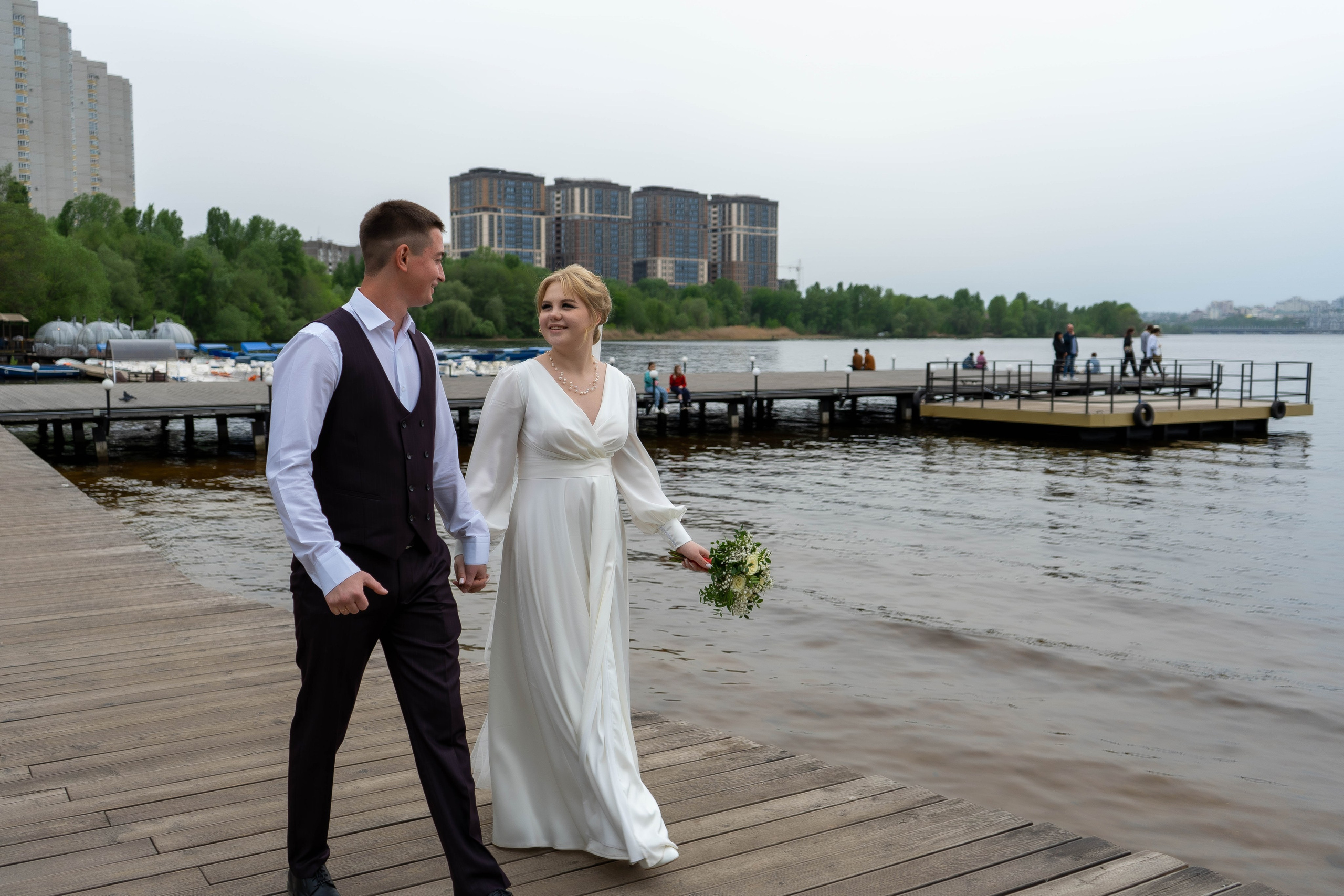 Свадебная фото прогулка весной в Воронеже в парке Дельфин