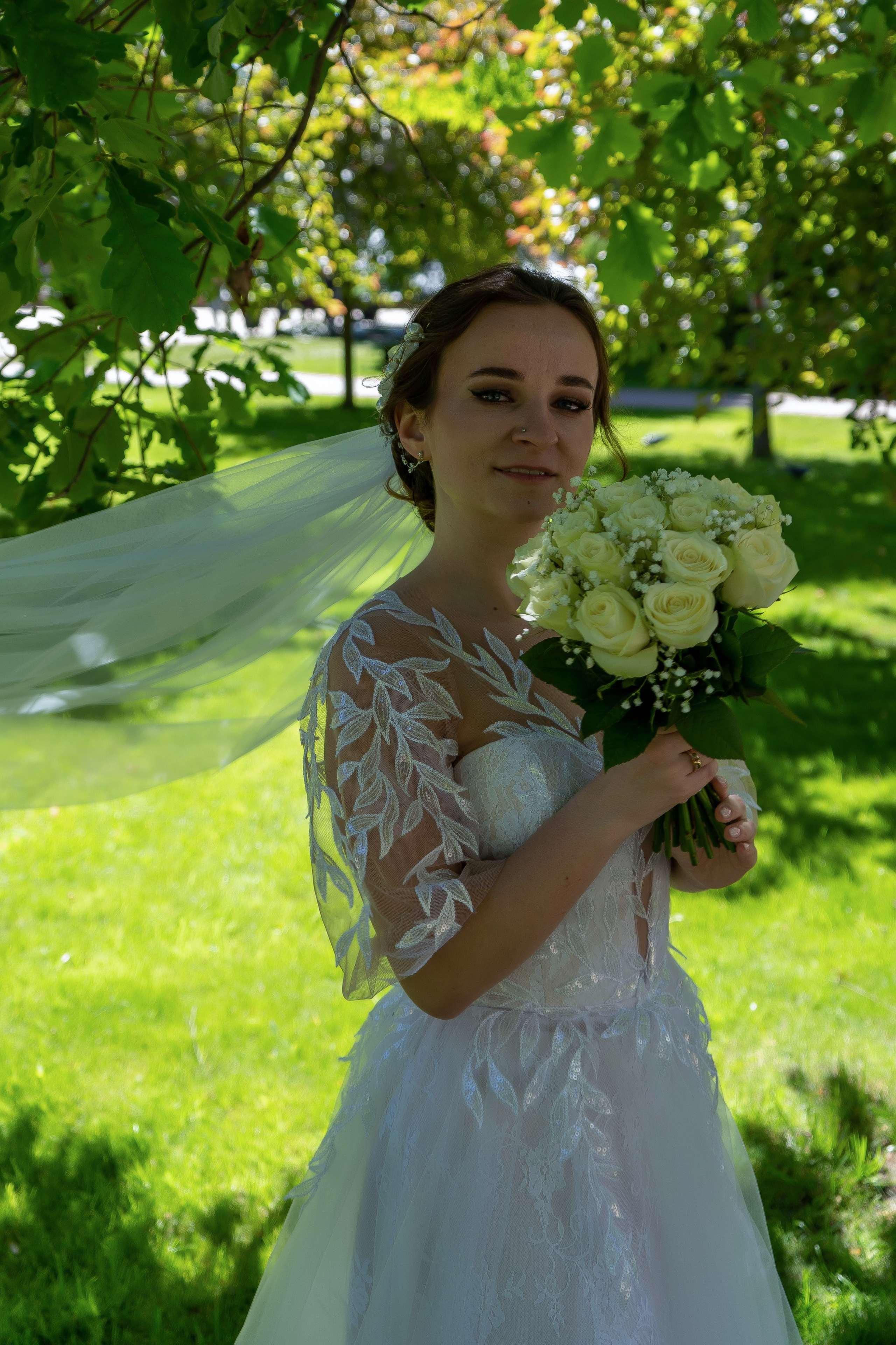 Невеста держит в руках свадебный букет из белых роз в Воронеже