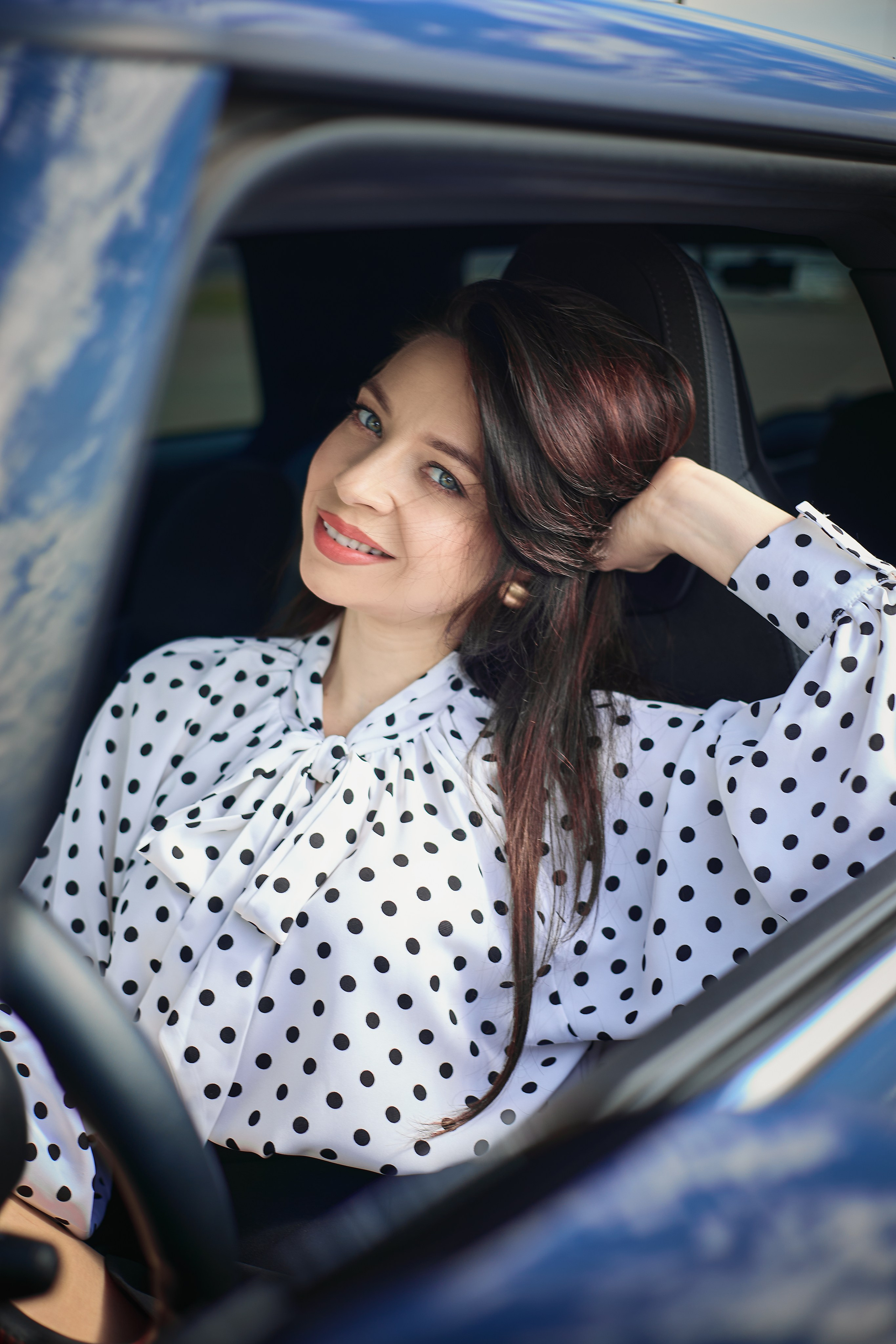 В процессе:— подбирается городская локация с весенним светом— визажист делает макияж, который не перегружает лицо— фотограф мягко направляет, если нет опыта съёмок— дополнительно снимаются короткие видео для сторис и Reels